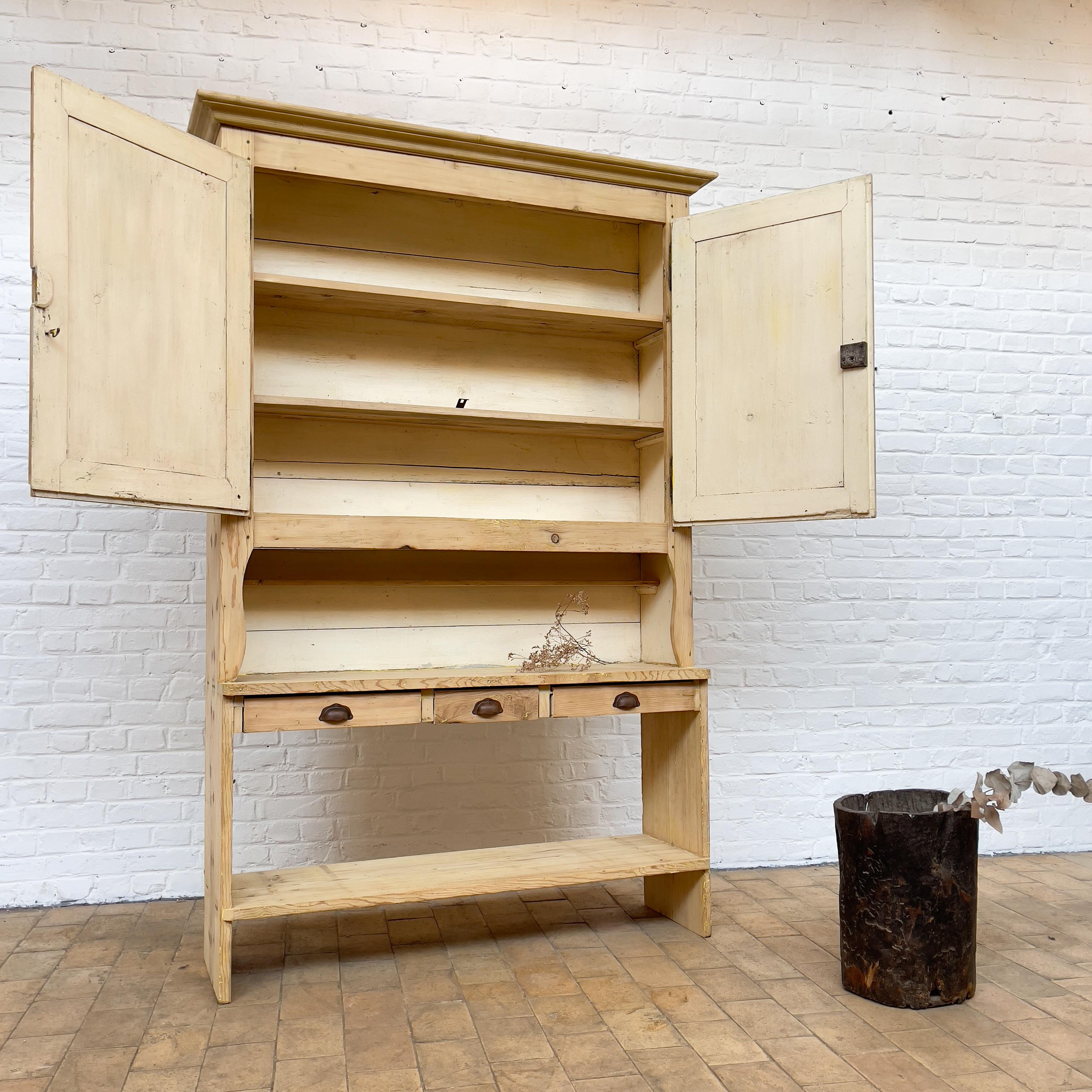 Early 20th century cabinet in raw wood.
2 Doors and 3 drawers.
Good condition.