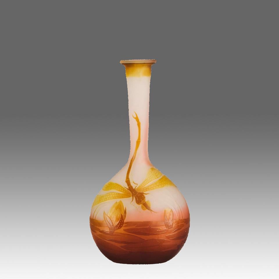 Eine atemberaubende Banjo-Vase aus französischem Kamee-Glas aus dem späten 19. Jahrhundert, dekoriert mit einer lebhaften Libelle, die über einem mit Seerosenblättern bedeckten See schwebt, mit exzellenter tieforanger und gelber Farbe auf einem