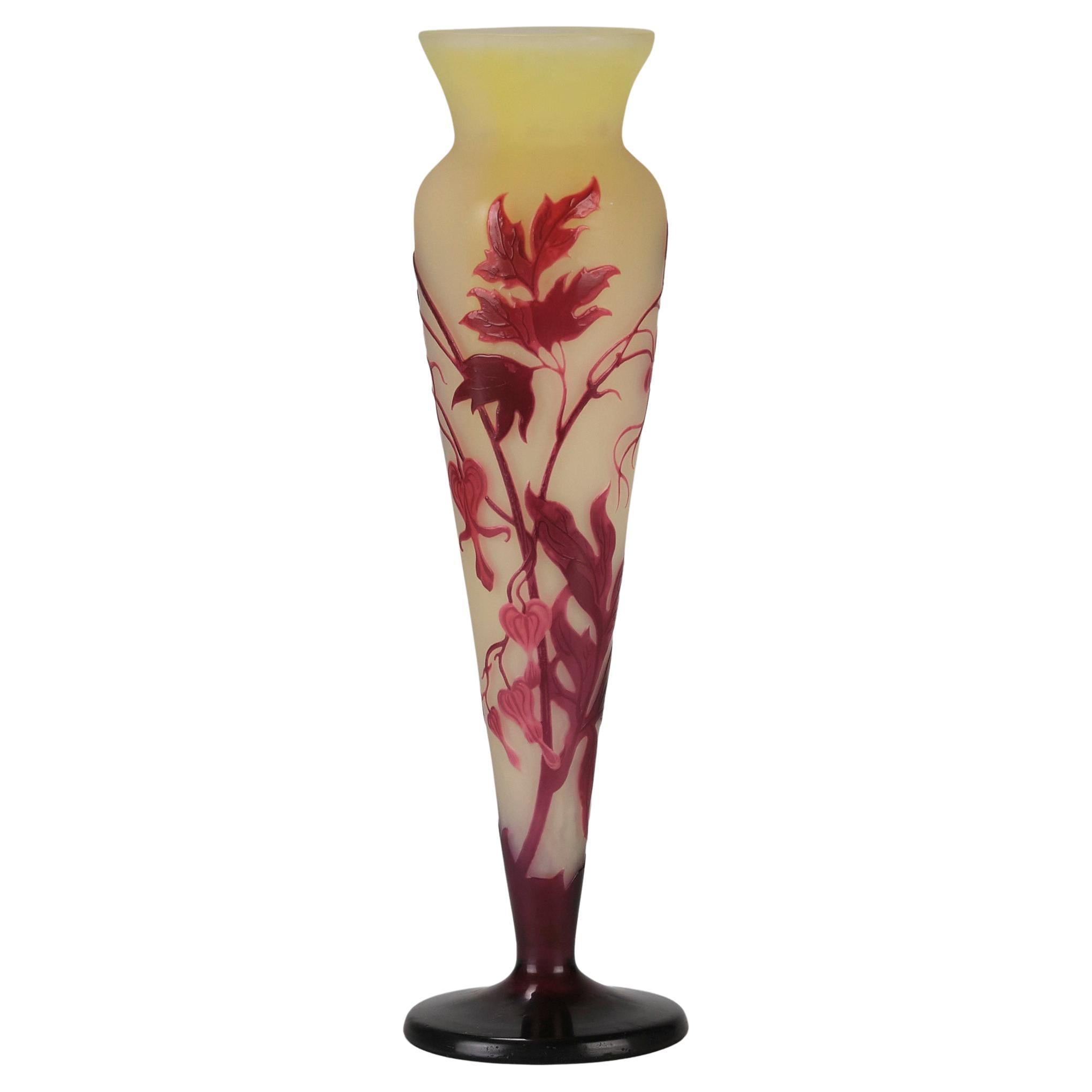 Französische Kamee-Glasvase des frühen 20. Jahrhunderts „Schlanke Blumenvase“ von Emile Galle