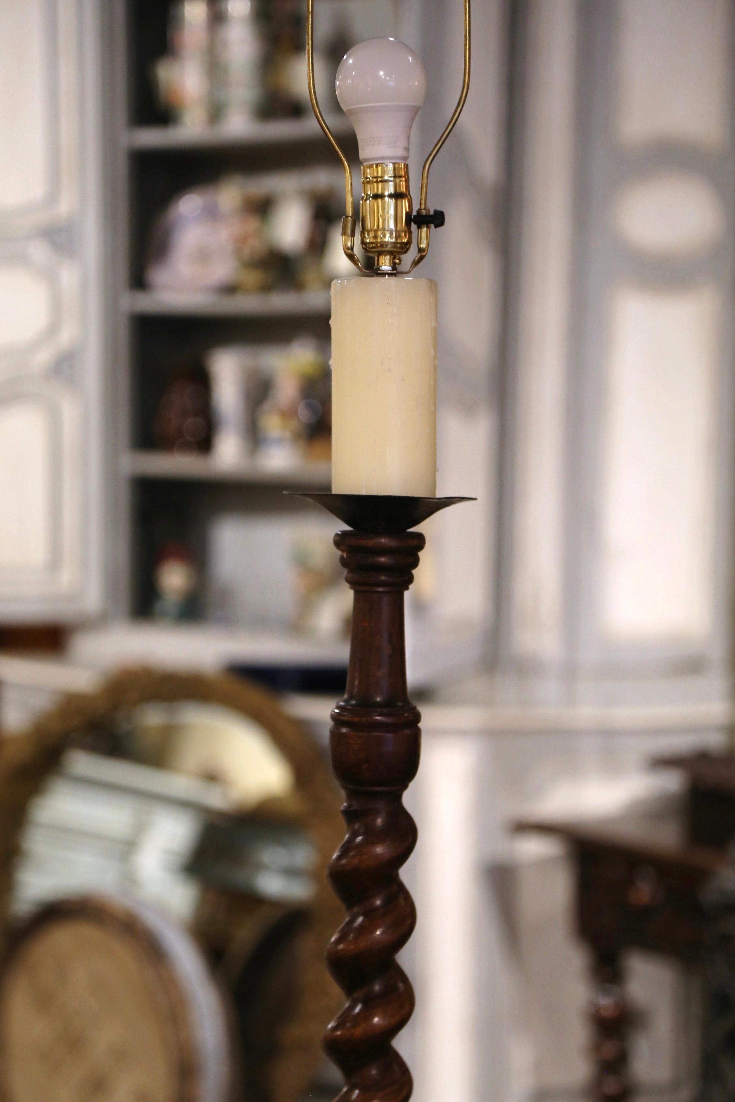 Französische geschnitzte Barley-Twist-Stehlampe des frühen 20. Jahrhunderts mit angehängtem Tisch (Louis XIII.) im Angebot