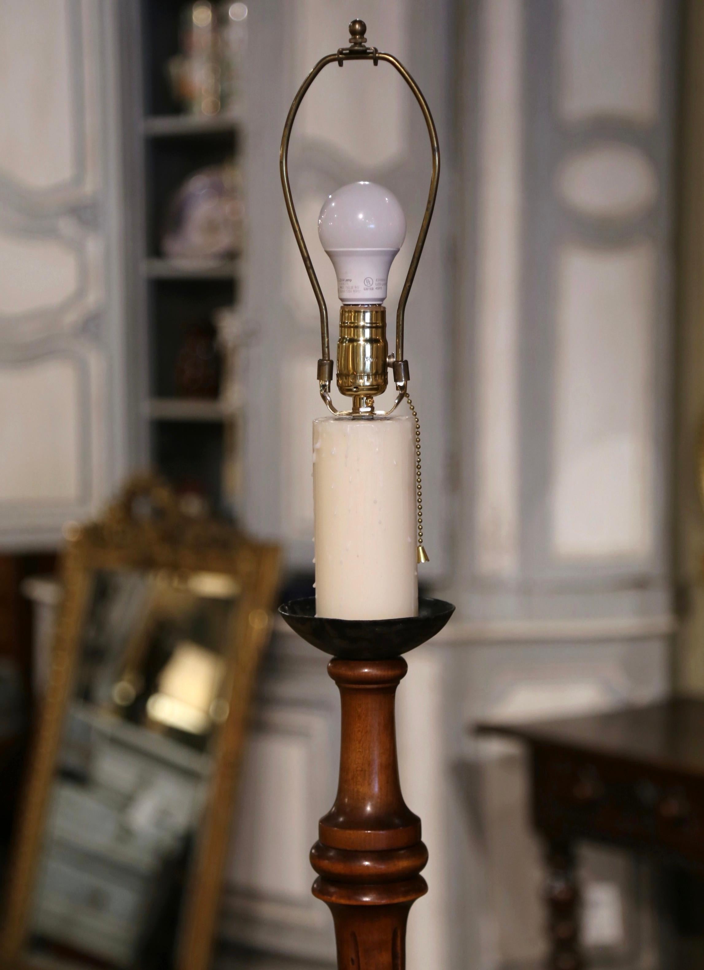 Französische geschnitzte Barley-Twist-Stehlampe des frühen 20. Jahrhunderts mit angehängtem Tisch (Louis XIII.) im Angebot