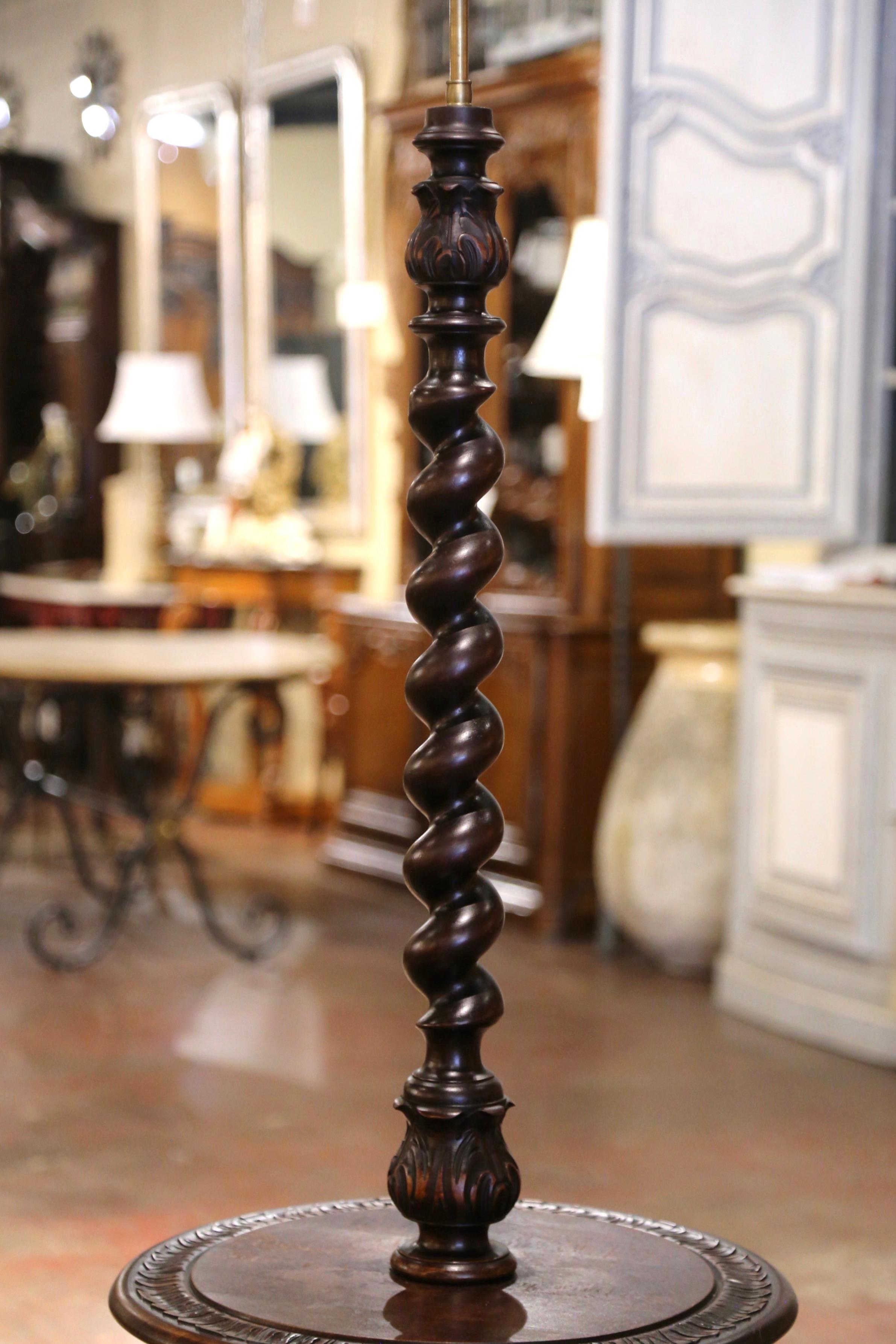 Lámpara de pie francesa de principios del siglo XX tallada en madera de cebada con mesa adosada Luis XIII en venta
