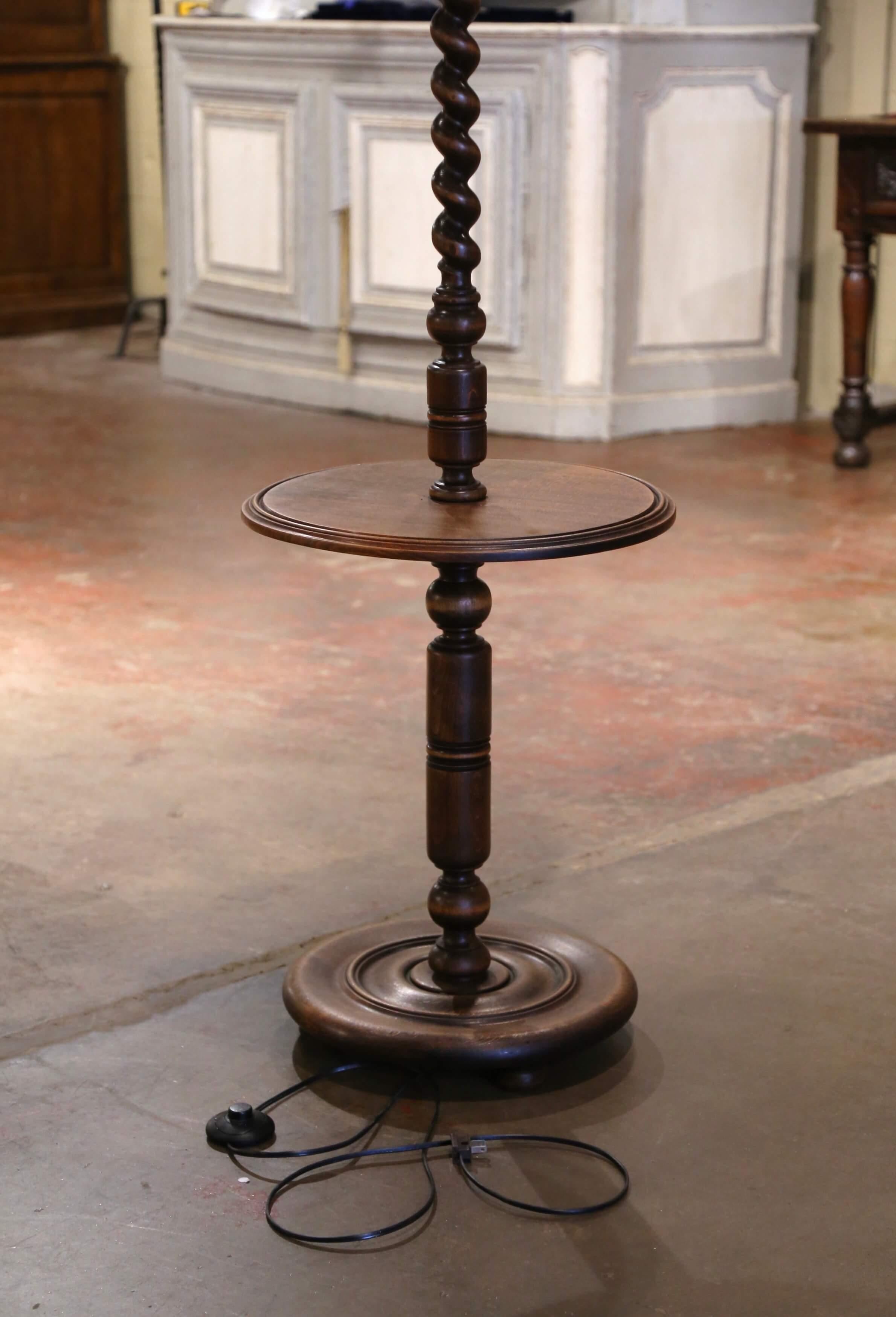 Lámpara de pie francesa de principios del siglo XX tallada en madera de cebada con mesa adosada Luis XIII en venta