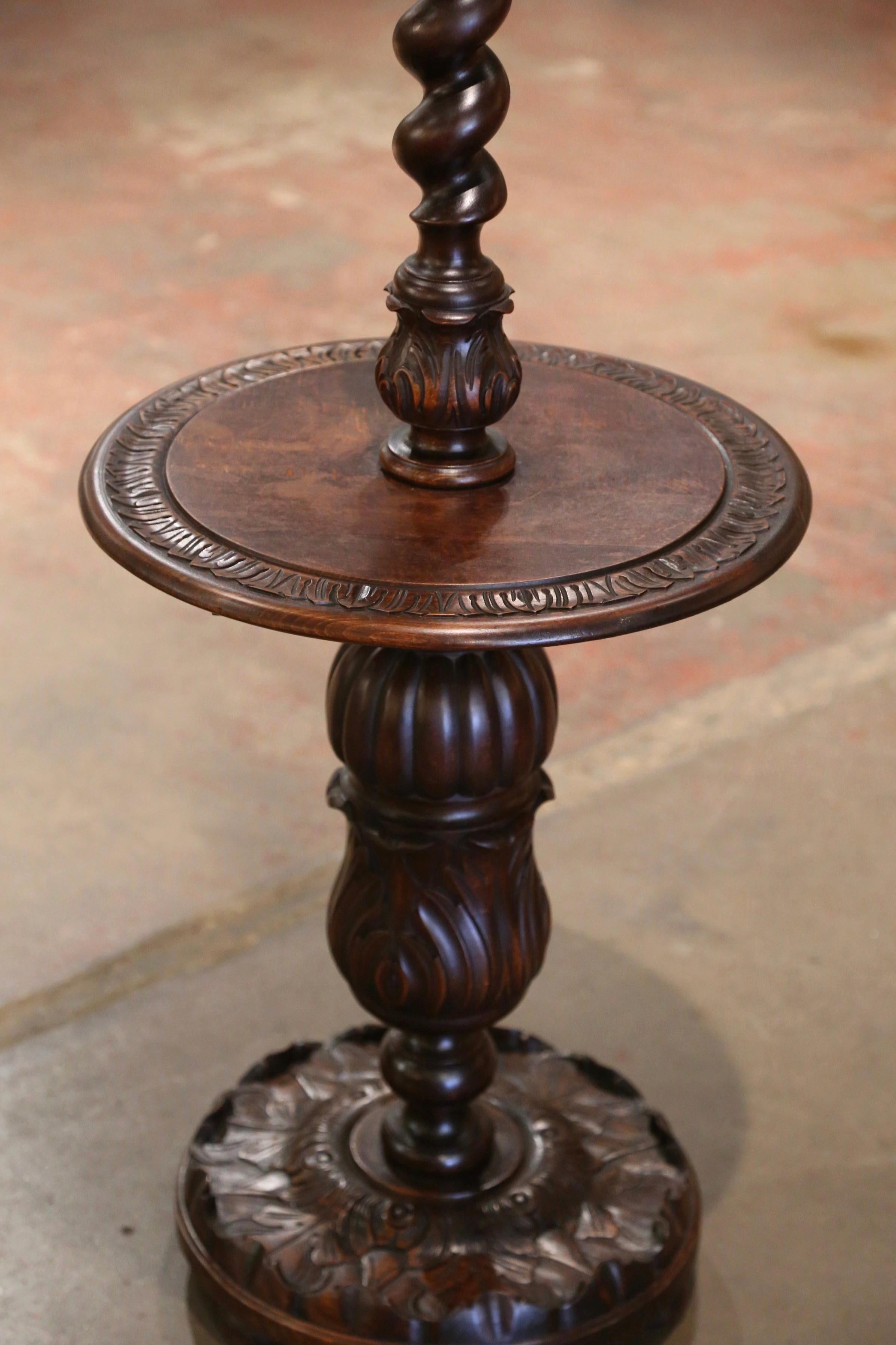Lámpara de pie francesa de principios del siglo XX tallada en madera de cebada con mesa adosada Francés en venta