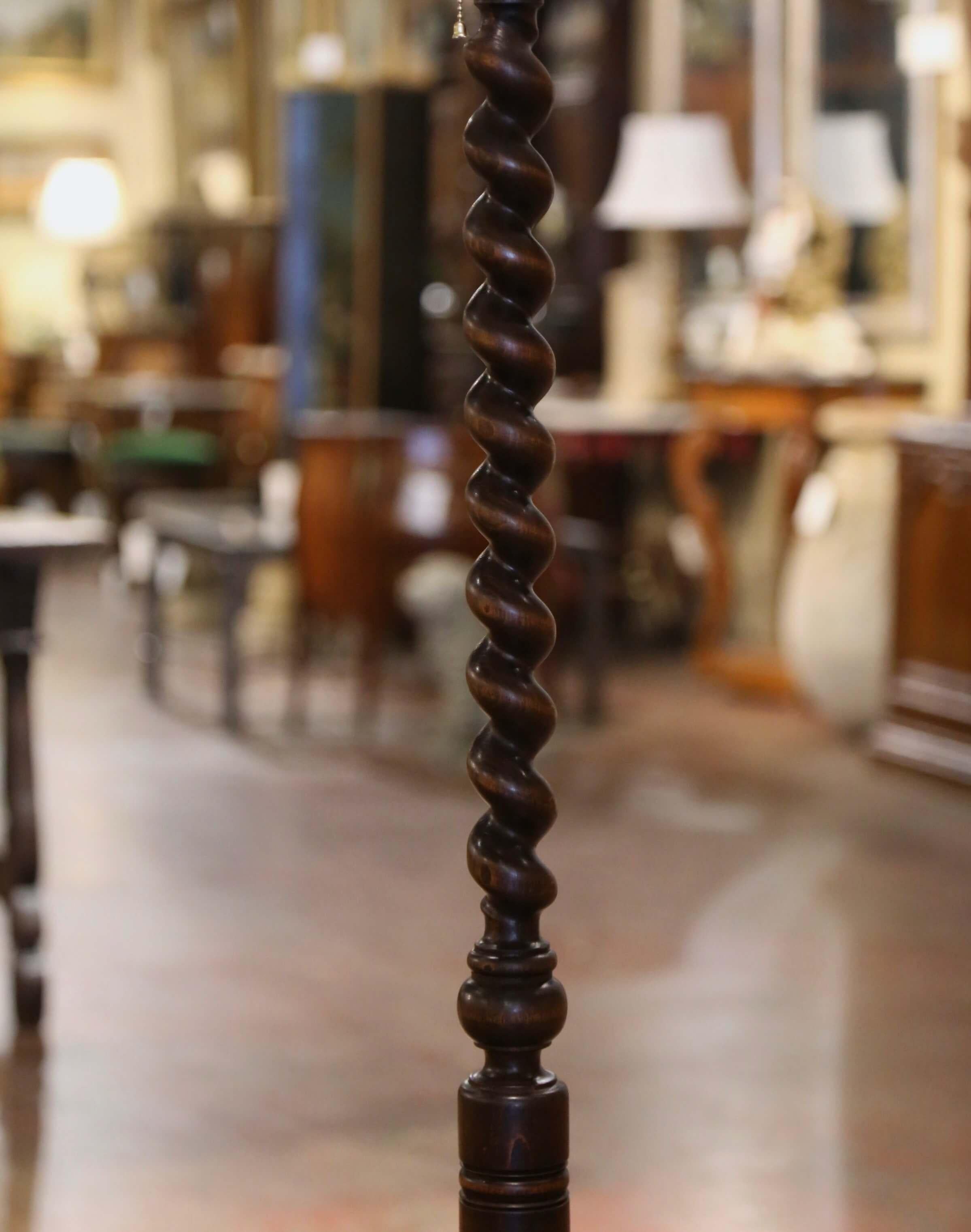 Lámpara de pie francesa de principios del siglo XX tallada en madera de cebada con mesa adosada Francés en venta