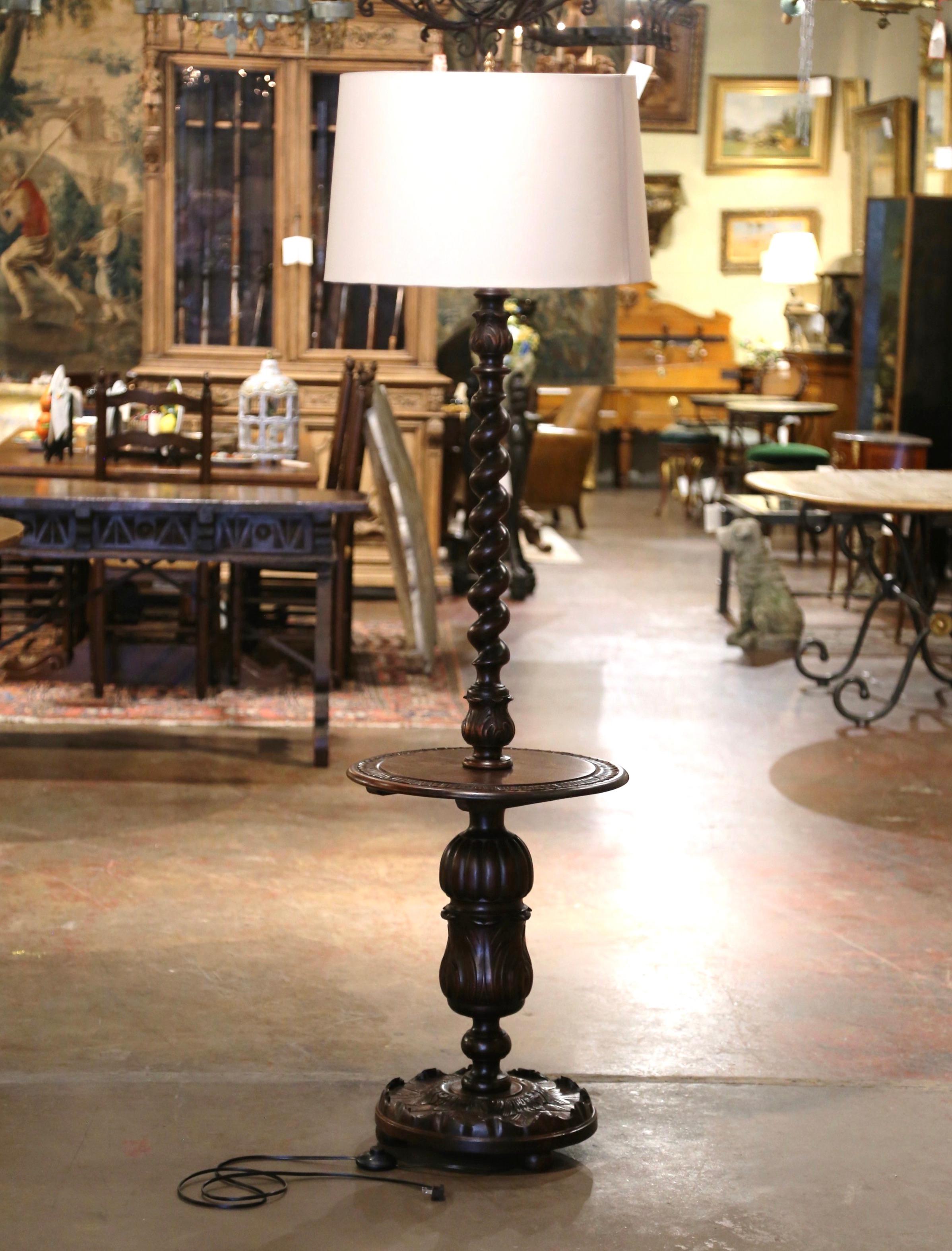 Lámpara de pie francesa de principios del siglo XX tallada en madera de cebada con mesa adosada Tallado a mano en venta