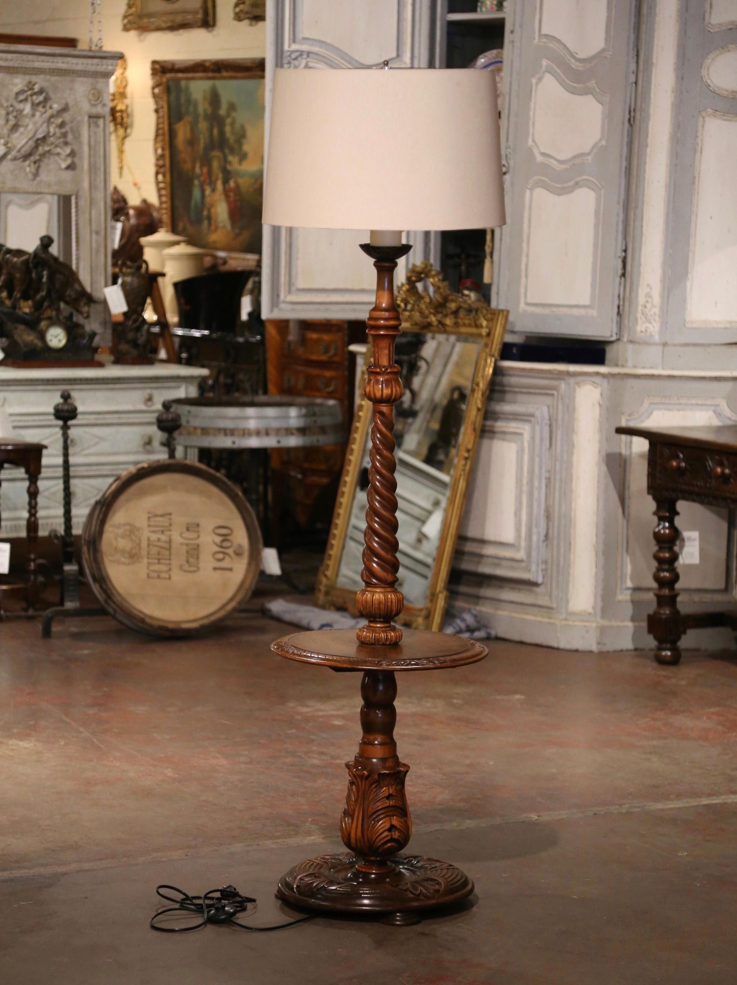 Französische geschnitzte Barley-Twist-Stehlampe des frühen 20. Jahrhunderts mit angehängtem Tisch (Walnuss) im Angebot