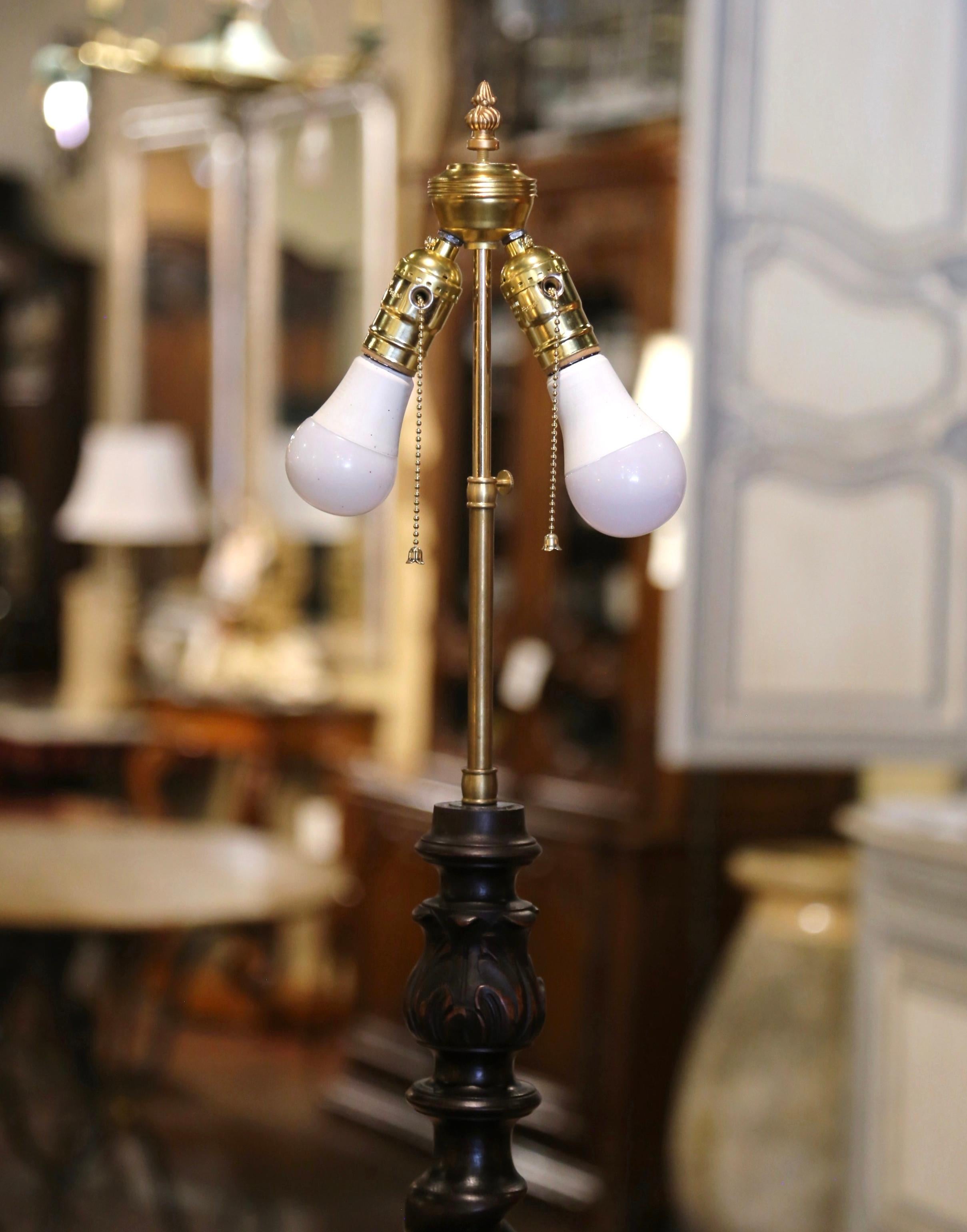 Lampadaire du début du 20e siècle en orge sculpté avec table attenante Excellent état - En vente à Dallas, TX