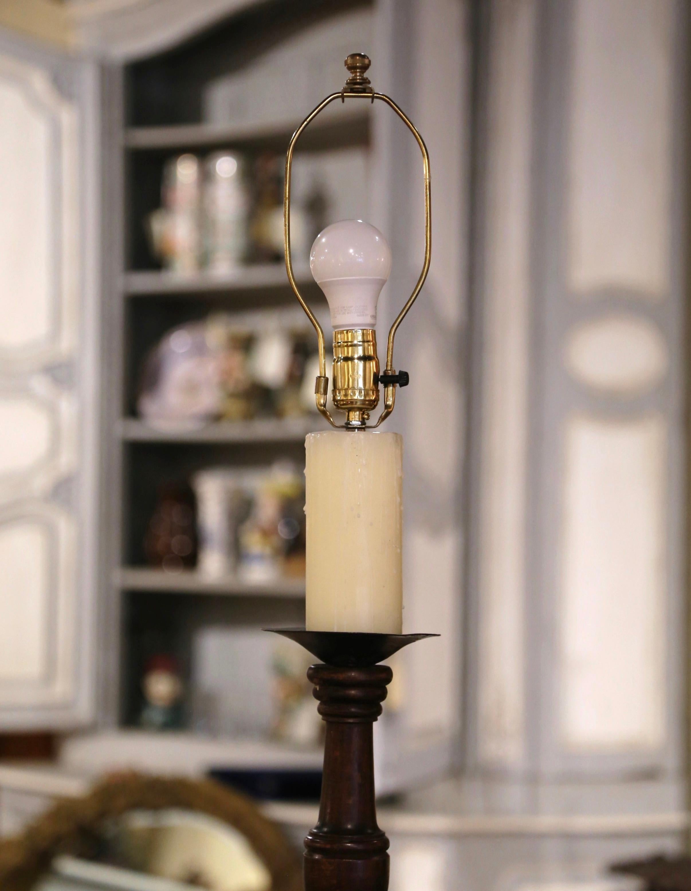 Französische geschnitzte Barley-Twist-Stehlampe des frühen 20. Jahrhunderts mit angehängtem Tisch im Angebot 1