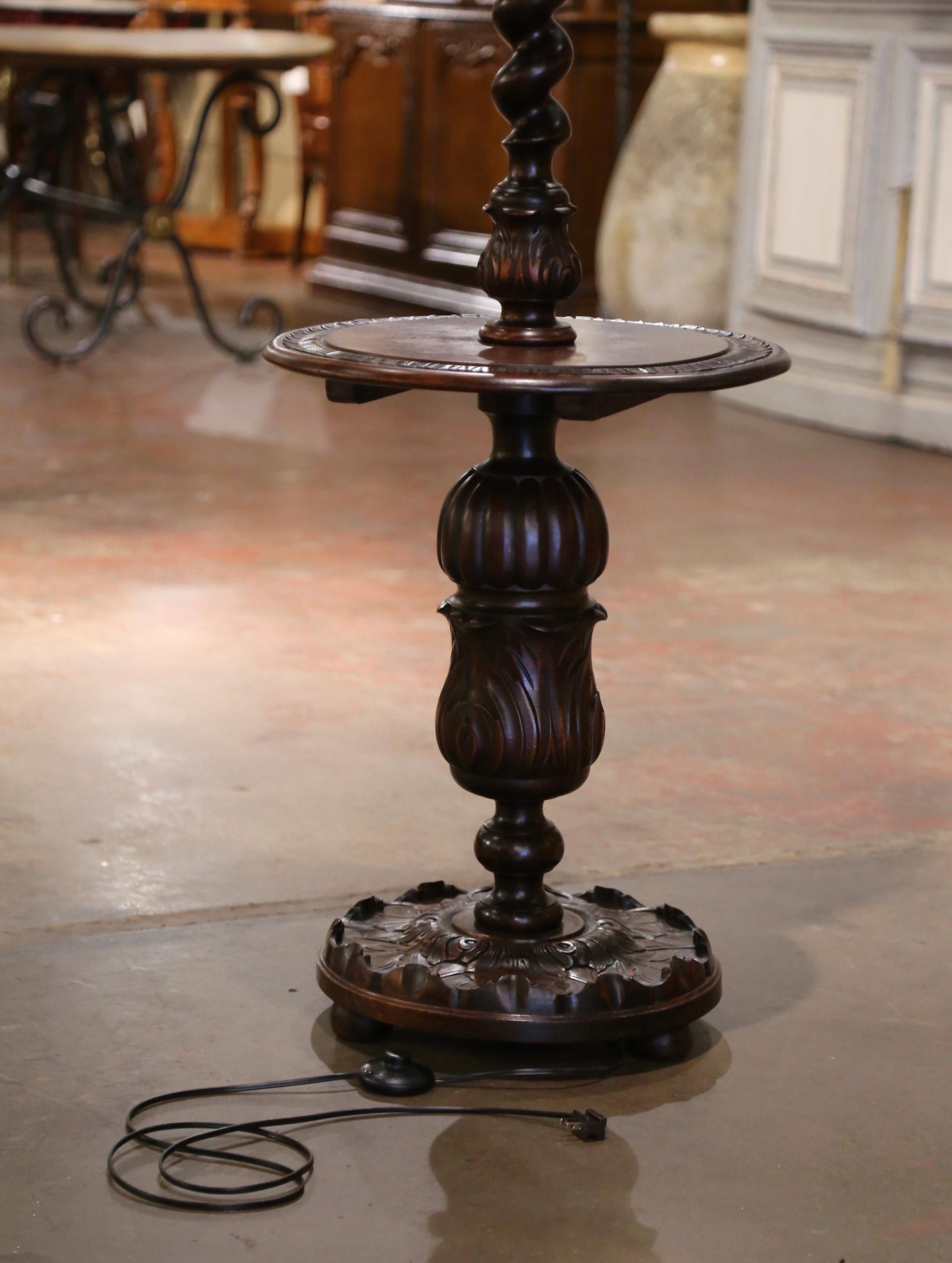 Lámpara de pie francesa de principios del siglo XX tallada en madera de cebada con mesa adosada Haya en venta