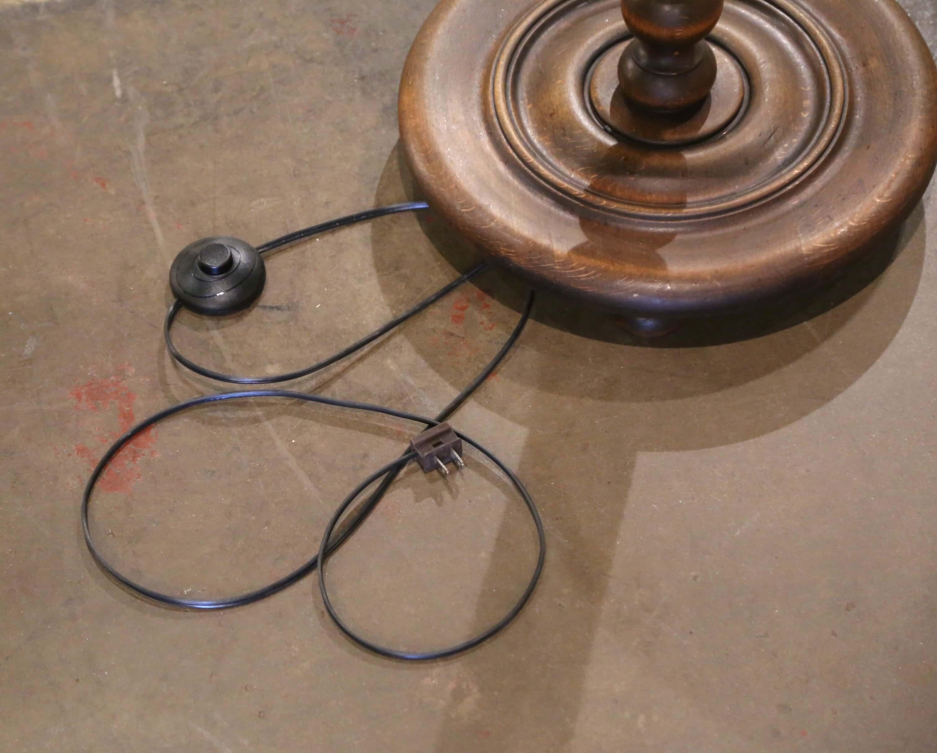 Lámpara de pie francesa de principios del siglo XX tallada en madera de cebada con mesa adosada Haya en venta