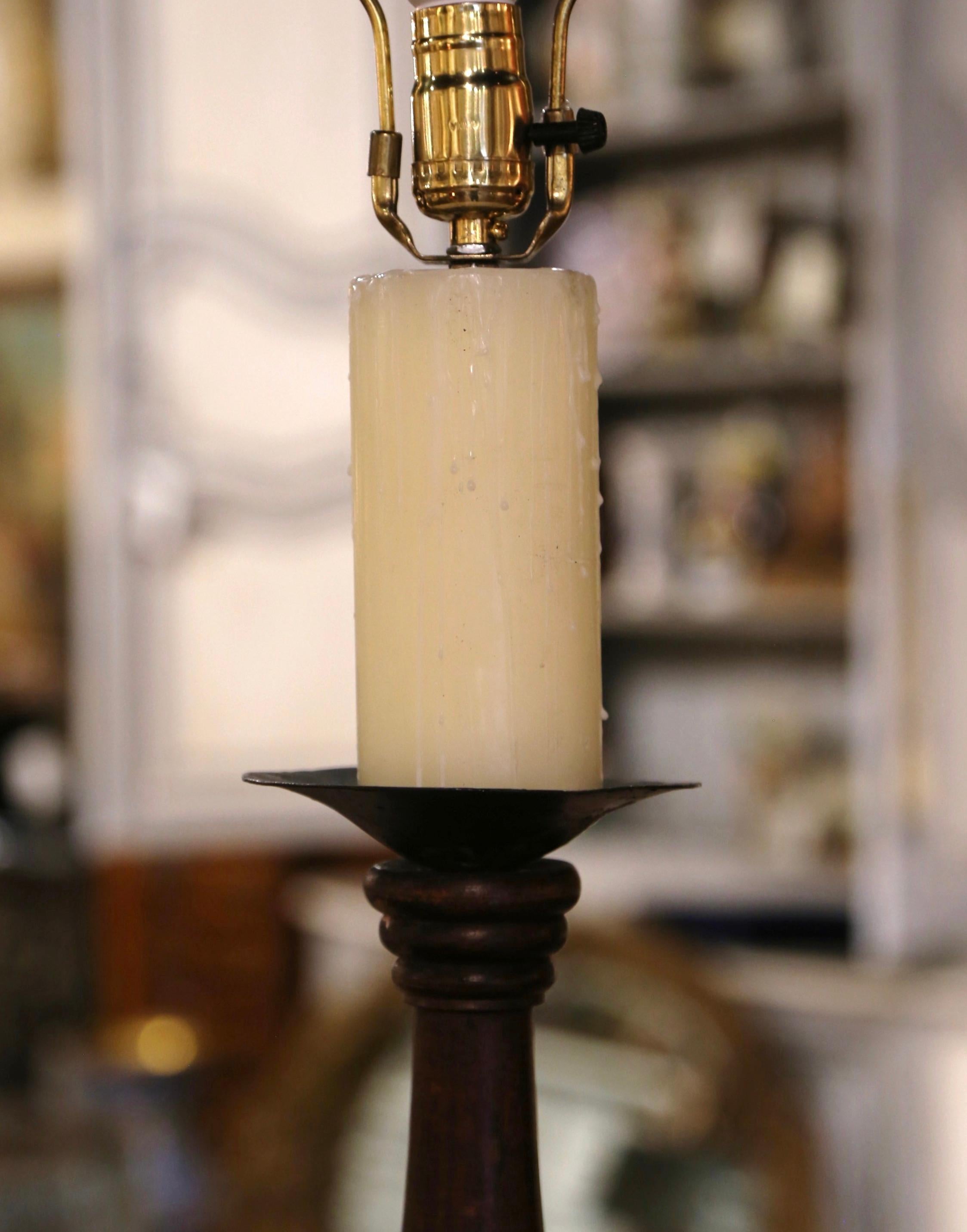 Französische geschnitzte Barley-Twist-Stehlampe des frühen 20. Jahrhunderts mit angehängtem Tisch im Angebot 2