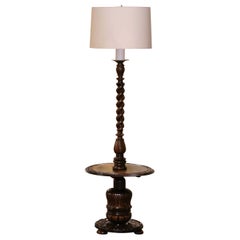 Lámpara de pie francesa de principios del siglo XX tallada en madera de cebada con mesa adosada
