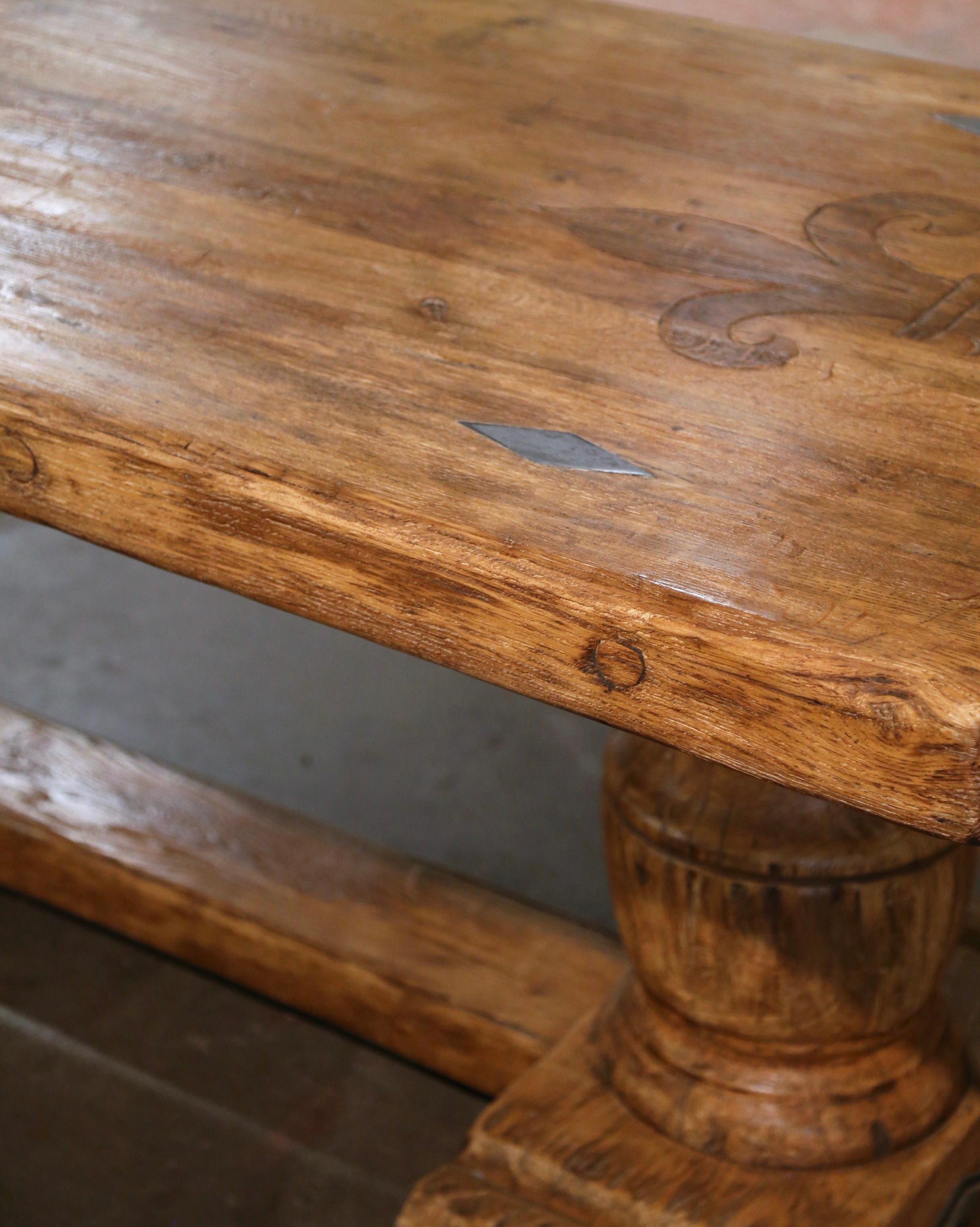 Table de ferme française du début du 20e siècle sculptée en chêne blanchi avec fleur de lys  en vente 3