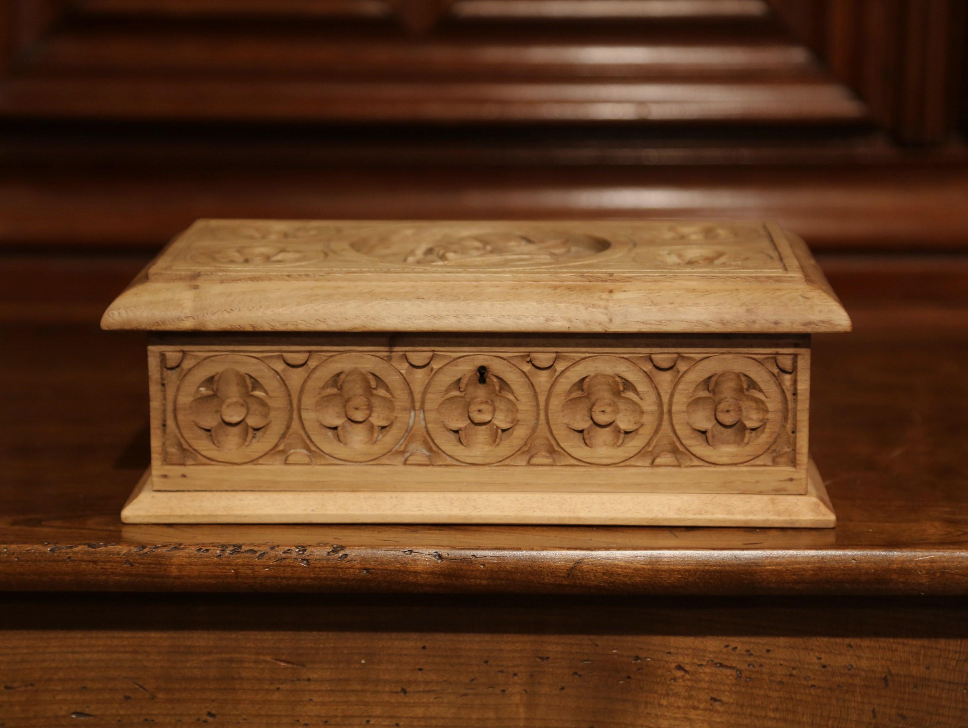 Bewahren Sie Ihre Fernbedienungen in dieser antiken Kiste aus Obstholz auf, die um 1900 in der Bretagne, Frankreich, hergestellt wurde. Die dekorative Kiste aus Kastanienholz weist handgeschnitzte Verzierungen auf, darunter florale Medaillons an den
