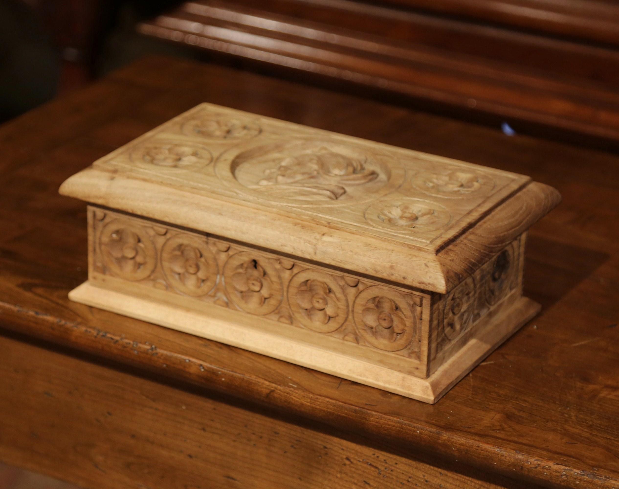 Early 20th Century French Carved Chestnut Box from Brittany Signed E. Bayon In Excellent Condition For Sale In Dallas, TX