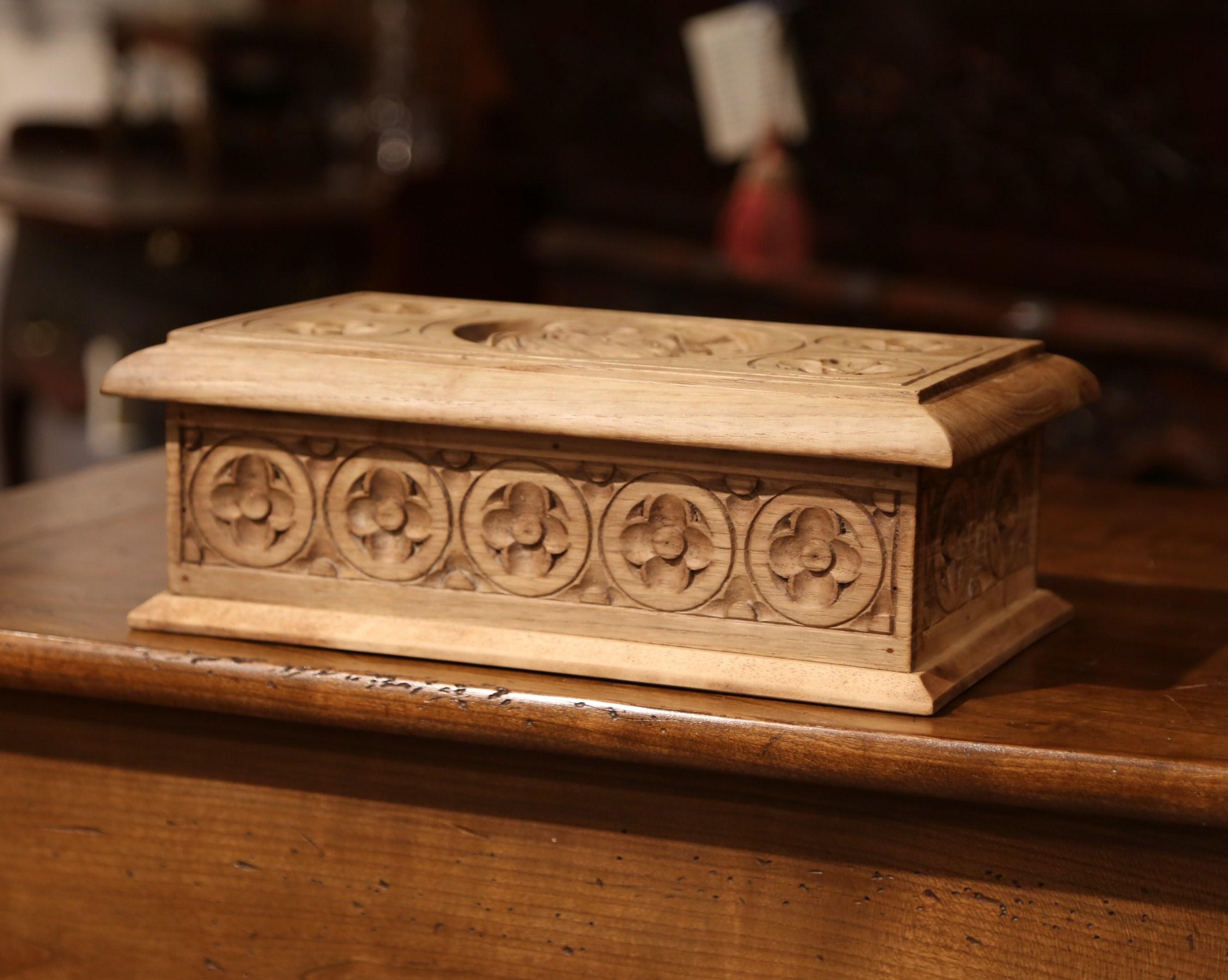 Early 20th Century French Carved Chestnut Box from Brittany Signed E. Bayon For Sale 3
