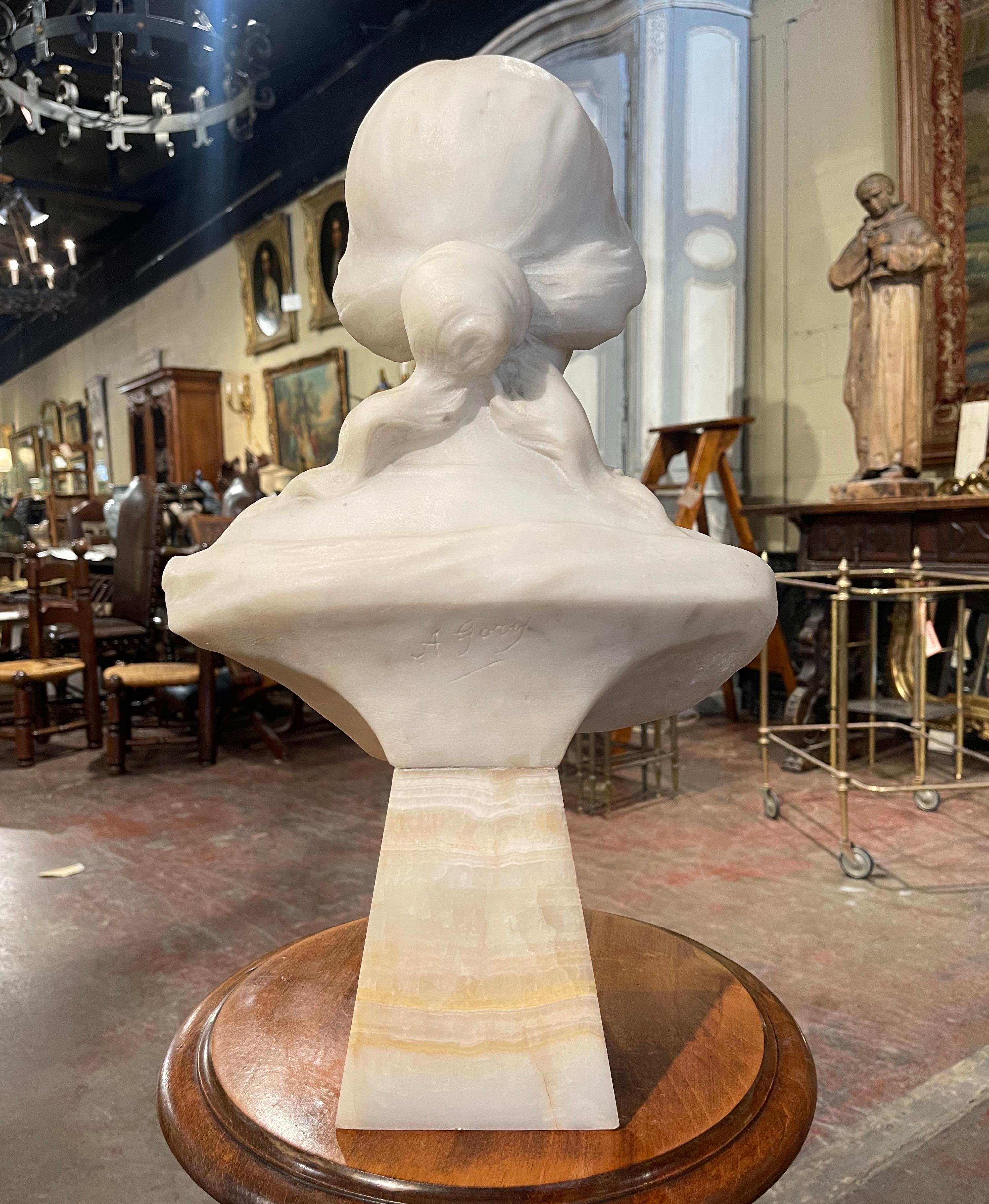 20ième siècle Buste de jeune beauté en marbre sculpté français du début du 20e siècle signé A. Gory en vente