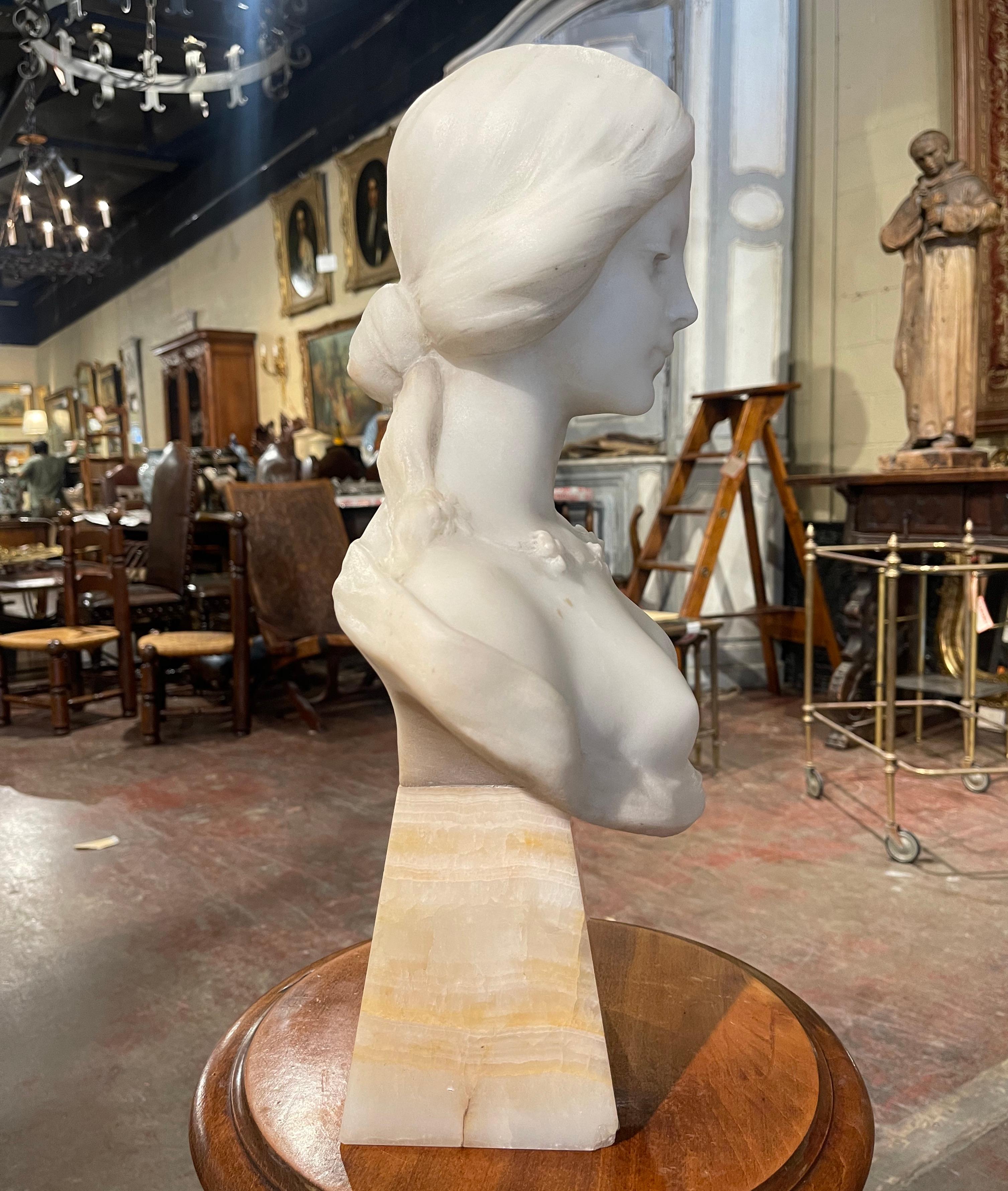 Buste de jeune beauté en marbre sculpté français du début du 20e siècle signé A. Gory en vente 1