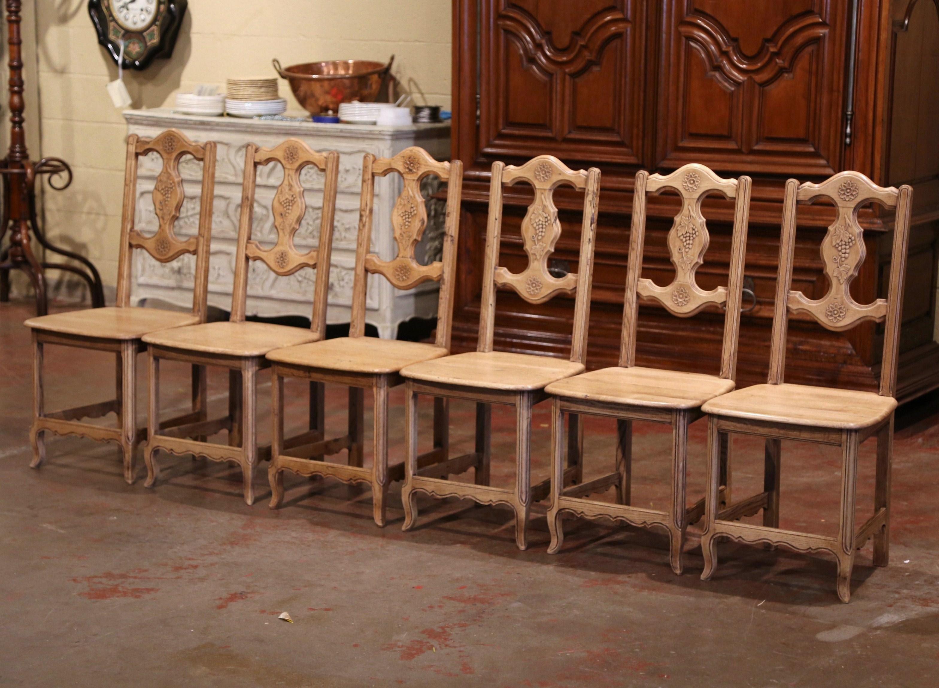 Louis XV Ensemble de six chaises de salle à manger en chêne sculpté français du début du XXe siècle avec motifs de vignes