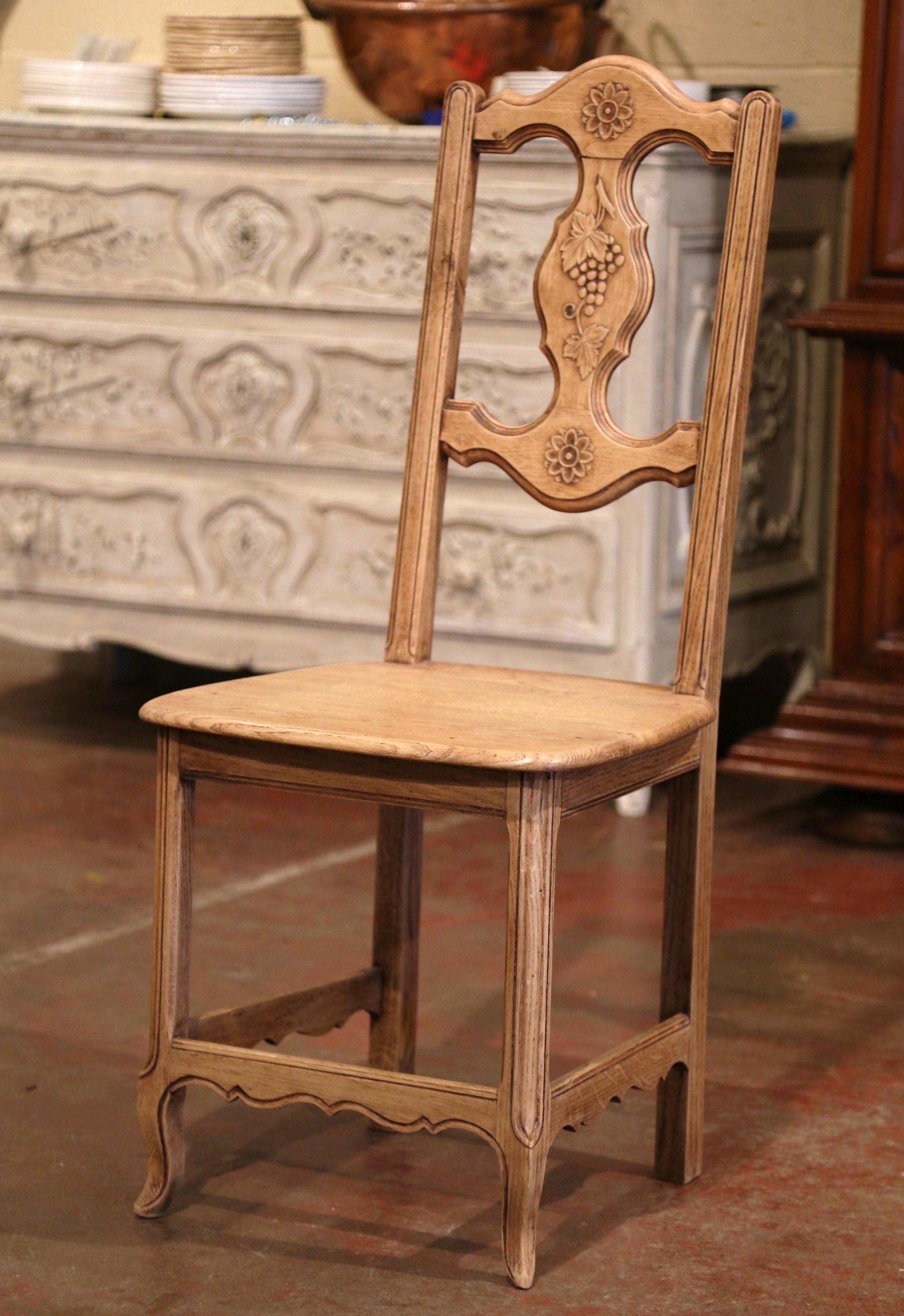 Français Ensemble de six chaises de salle à manger en chêne sculpté français du début du XXe siècle avec motifs de vignes