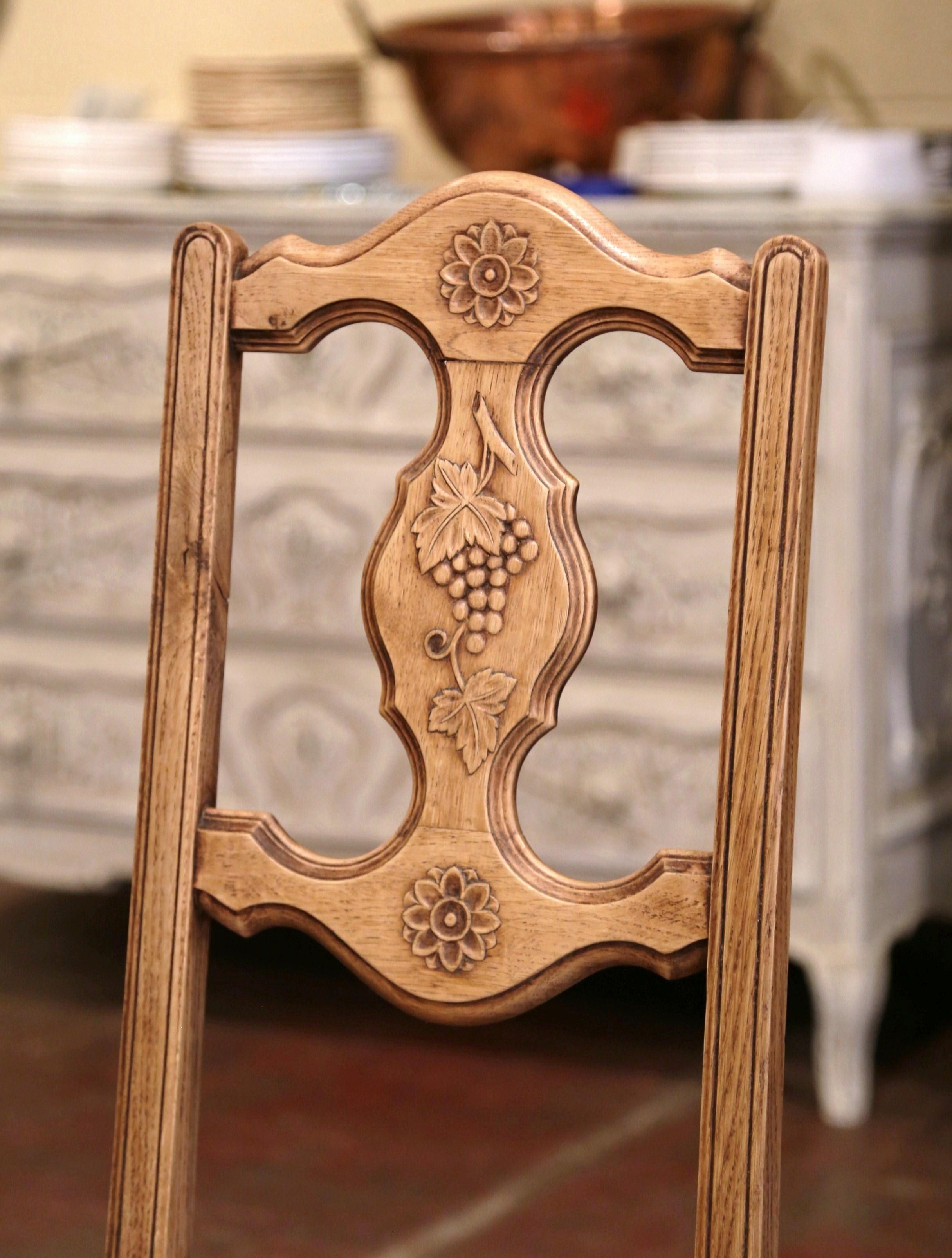 Patiné Ensemble de six chaises de salle à manger en chêne sculpté français du début du XXe siècle avec motifs de vignes