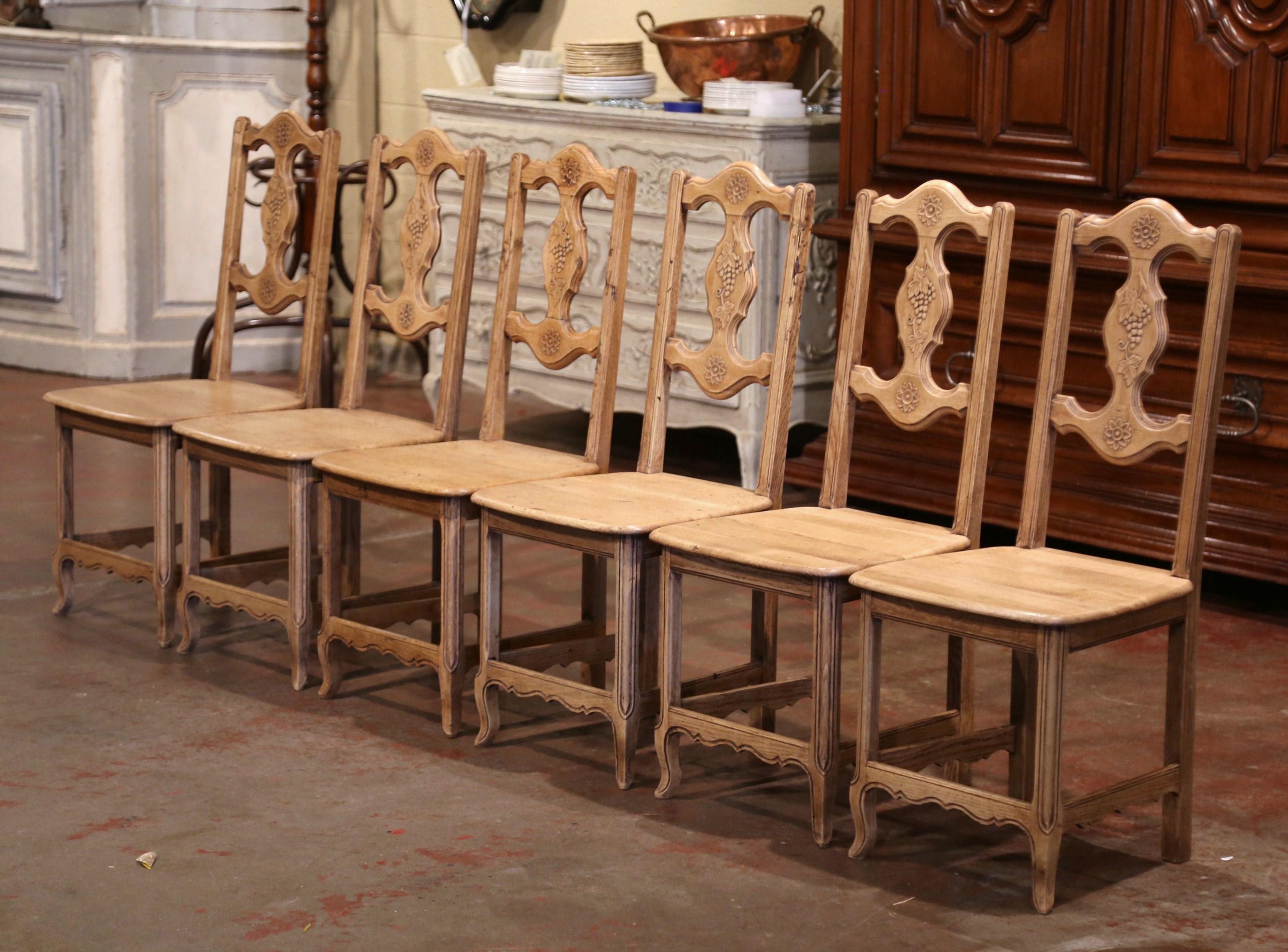 Ensemble de six chaises de salle à manger en chêne sculpté français du début du XXe siècle avec motifs de vignes Excellent état à Dallas, TX