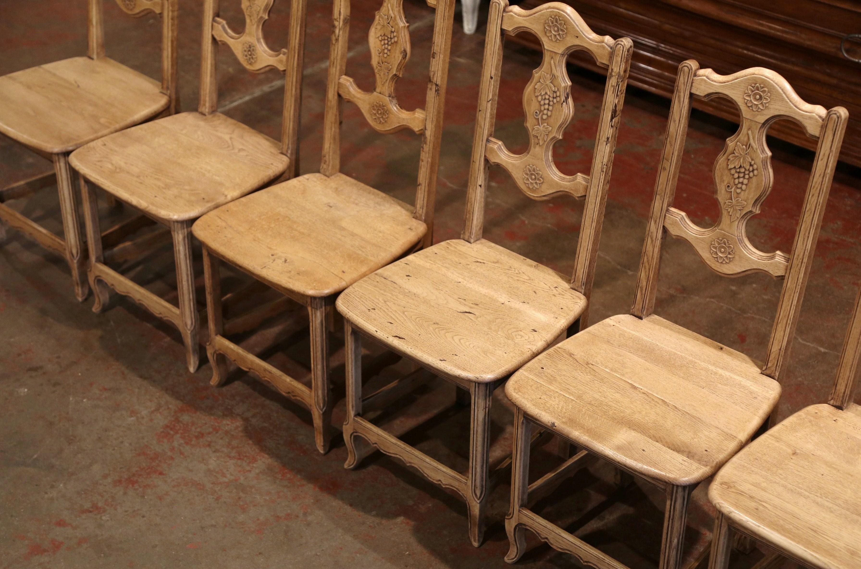 20ième siècle Ensemble de six chaises de salle à manger en chêne sculpté français du début du XXe siècle avec motifs de vignes