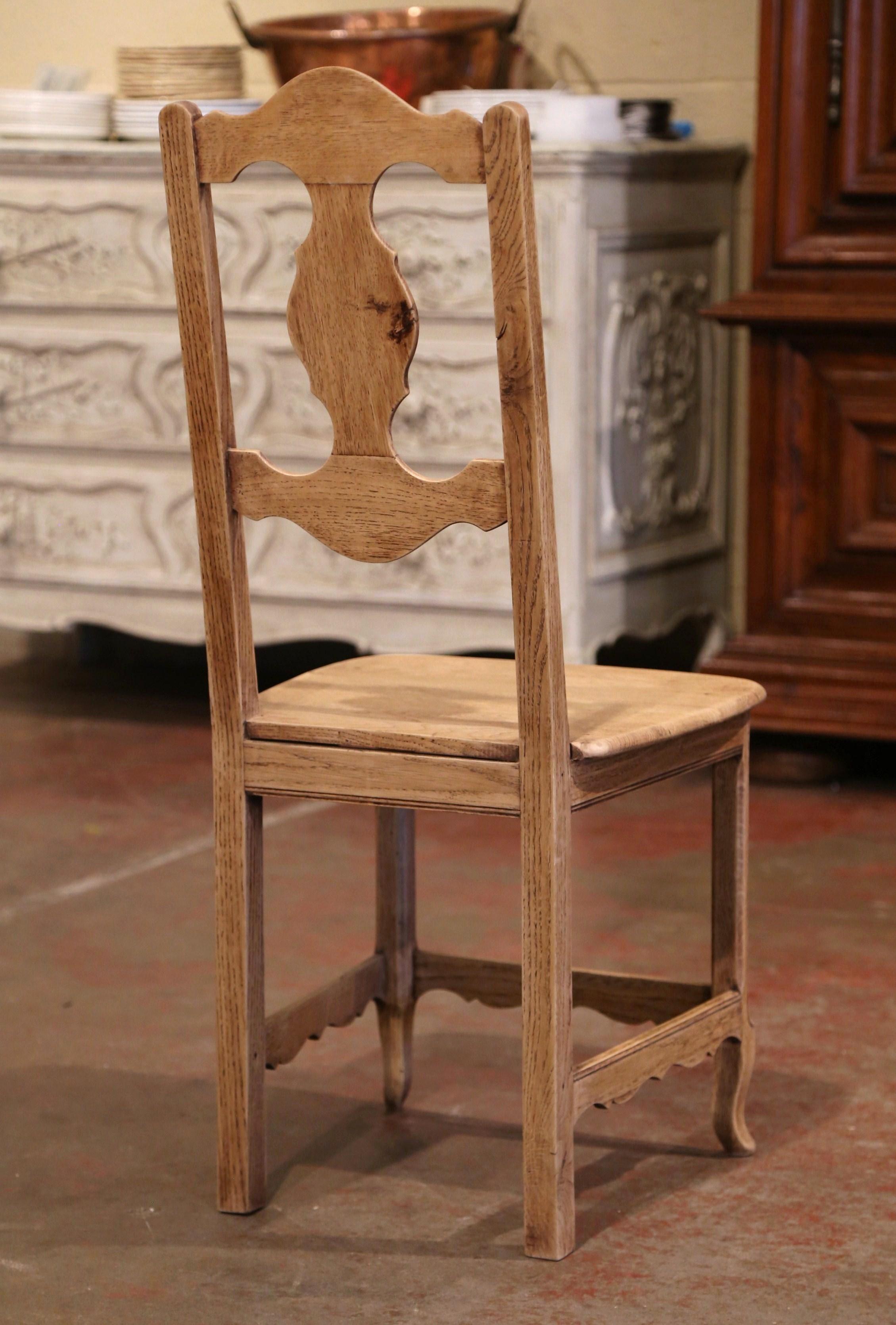 Chêne Ensemble de six chaises de salle à manger en chêne sculpté français du début du XXe siècle avec motifs de vignes