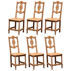 Ensemble de six chaises de salle à manger en chêne sculpté français du début du XXe siècle avec motifs de vignes