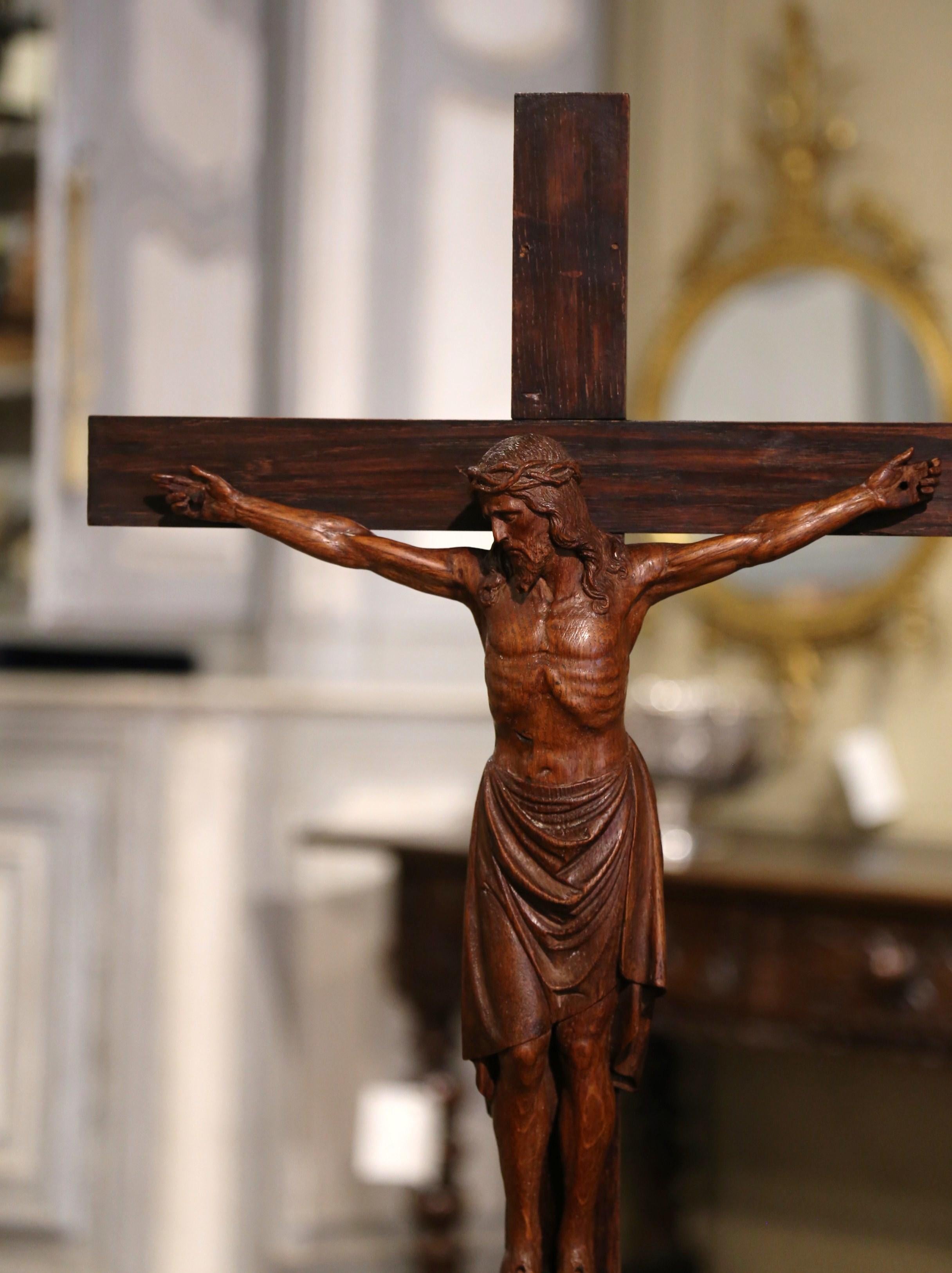Français Crucifix français sur pied en chêne sculpté du début du 20e siècle, signé et daté de 1923 en vente