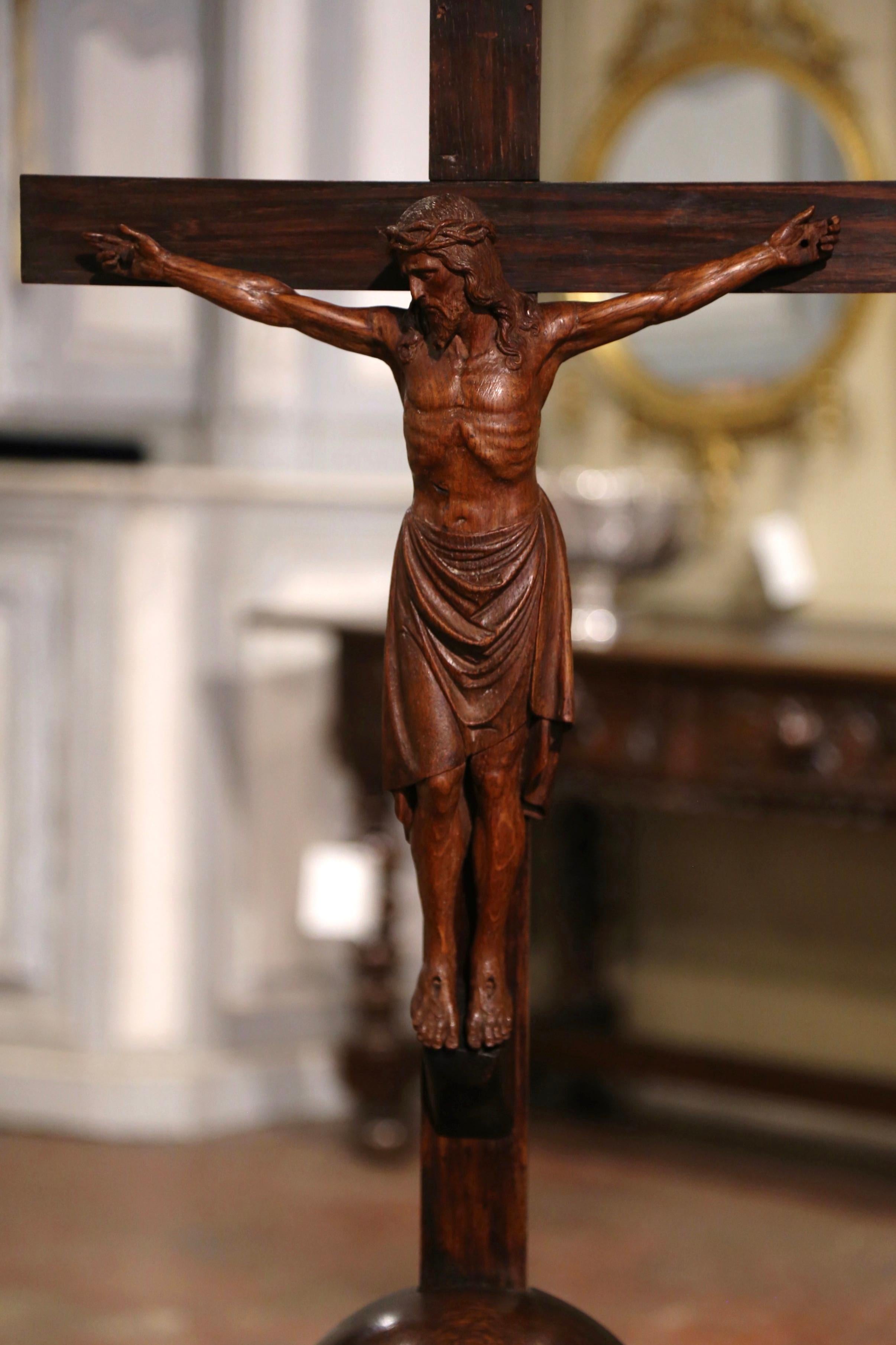Patiné Crucifix français sur pied en chêne sculpté du début du 20e siècle, signé et daté de 1923 en vente