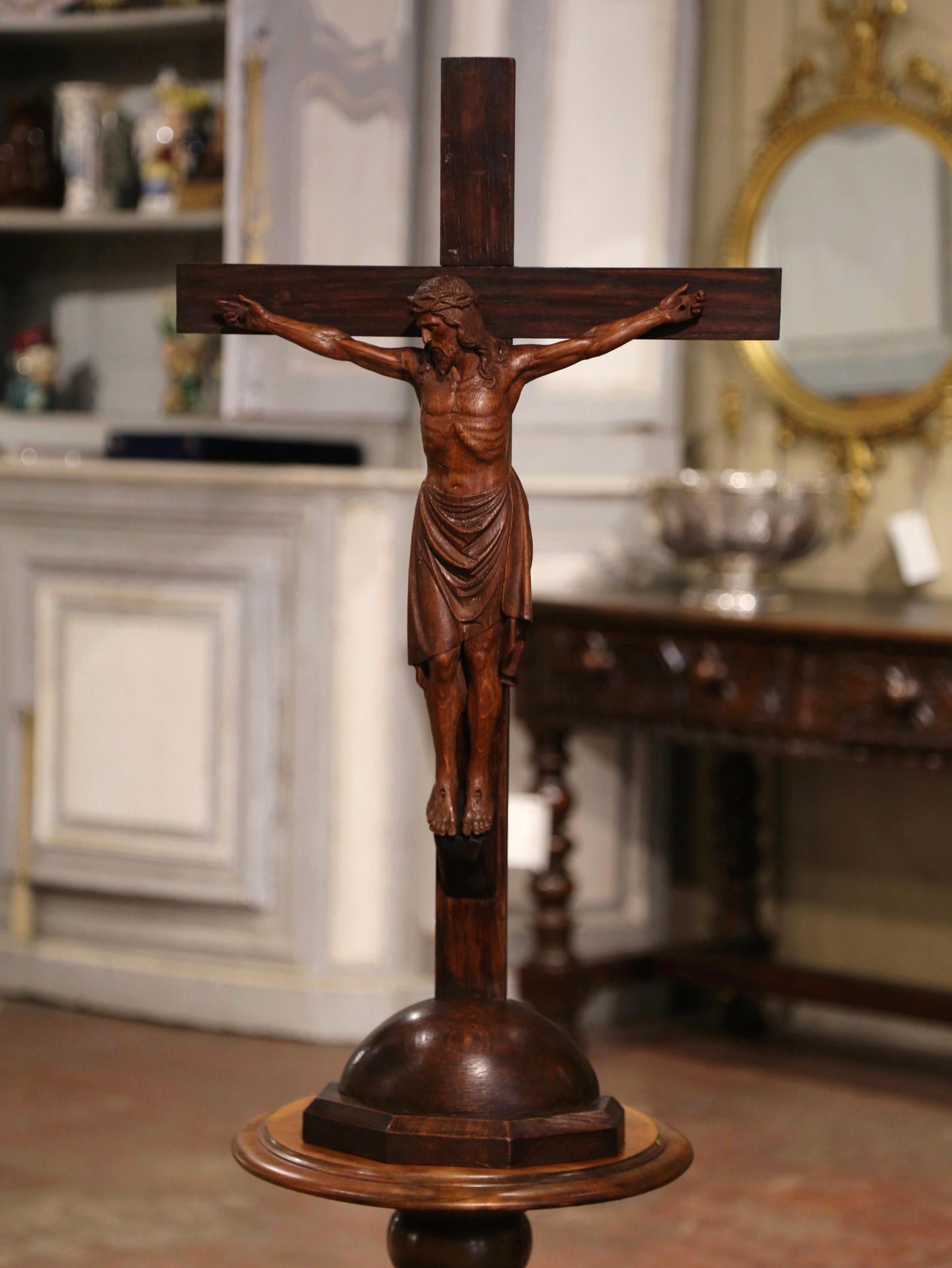 Französisches freistehendes Kruzifix aus geschnitzter Eiche des frühen 20. Jahrhunderts, signiert datiert 1923 (Eichenholz) im Angebot