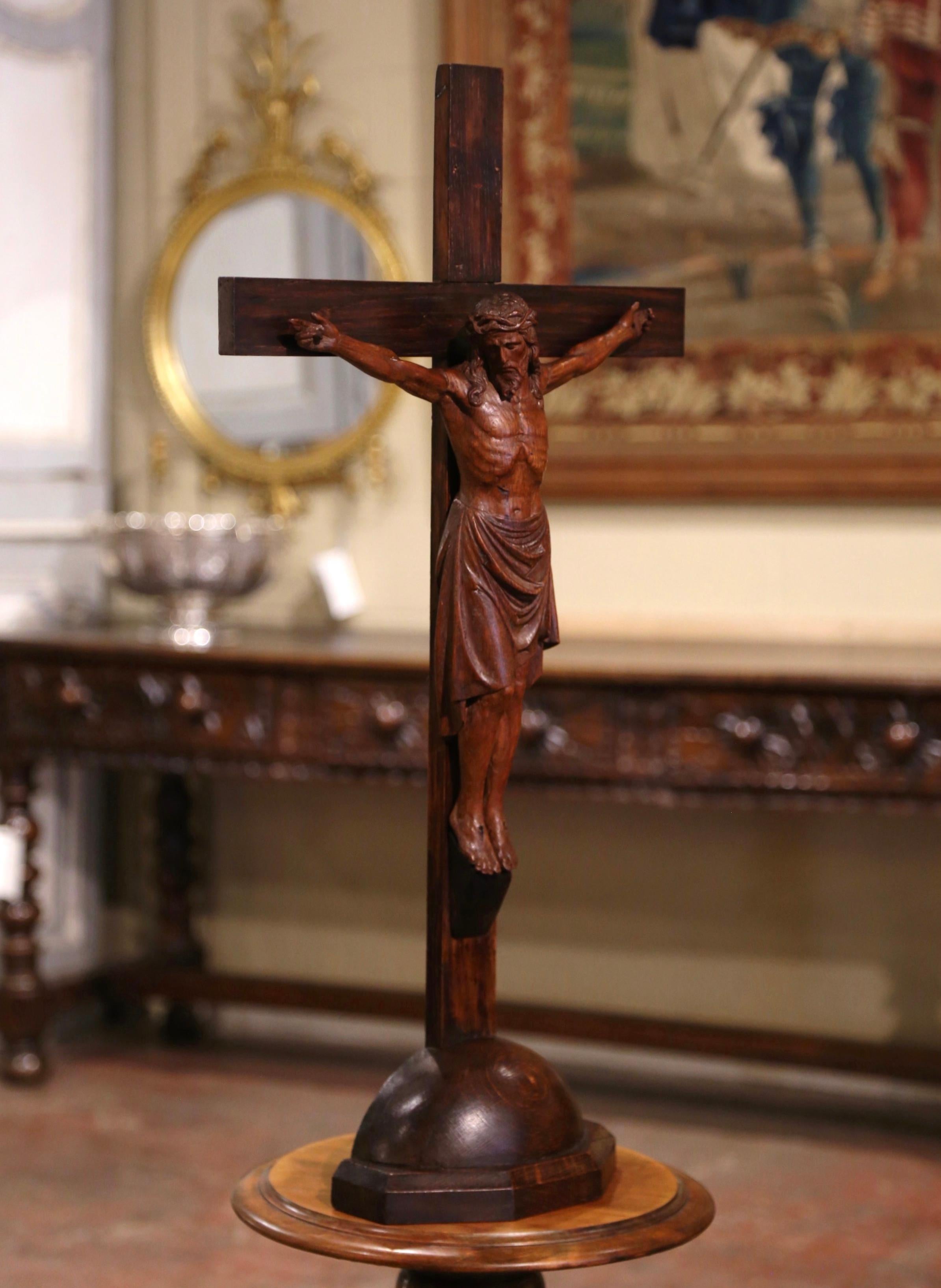 Französisches freistehendes Kruzifix aus geschnitzter Eiche des frühen 20. Jahrhunderts, signiert datiert 1923 im Angebot 1