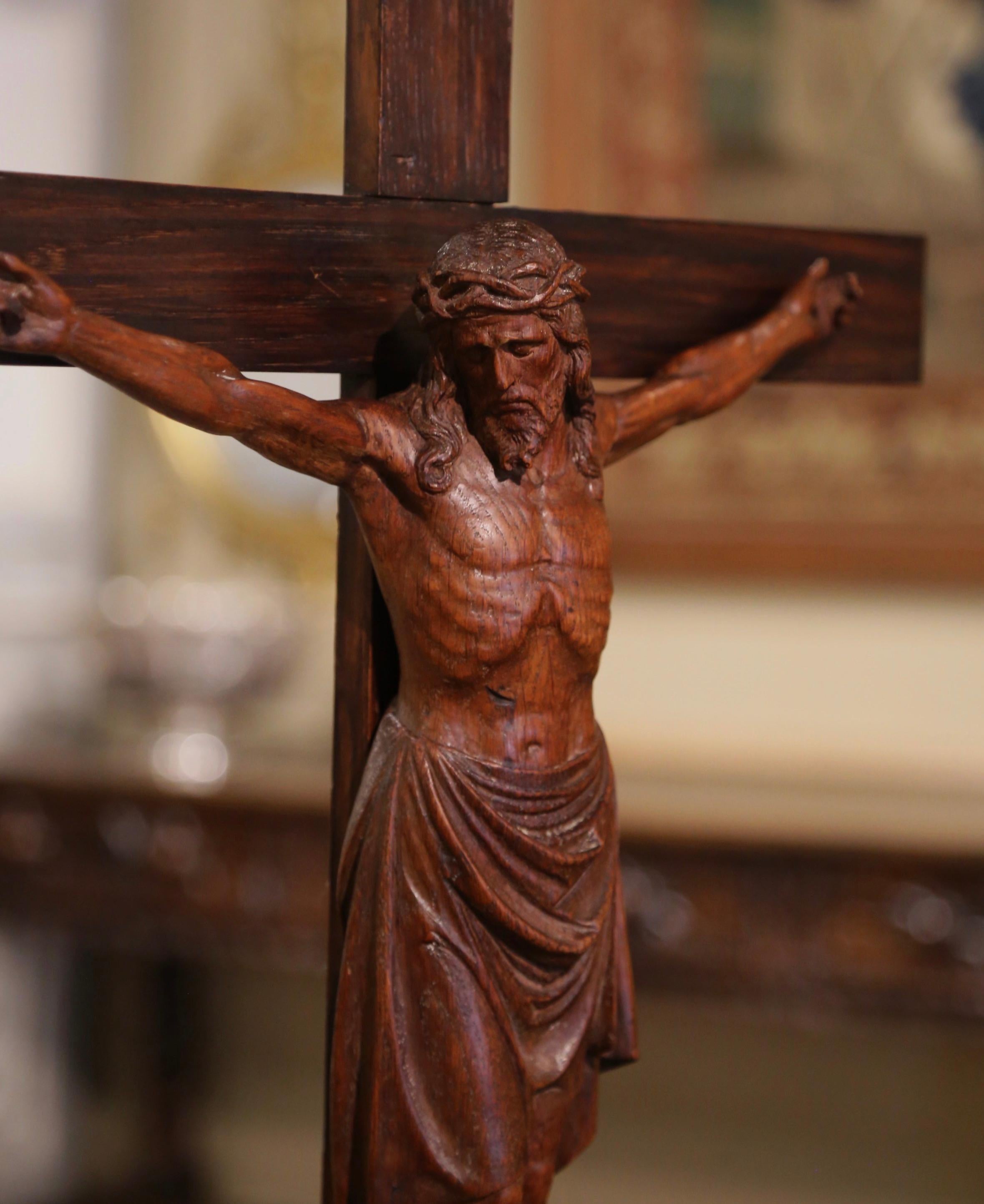 Chêne Crucifix français sur pied en chêne sculpté du début du 20e siècle, signé et daté de 1923 en vente