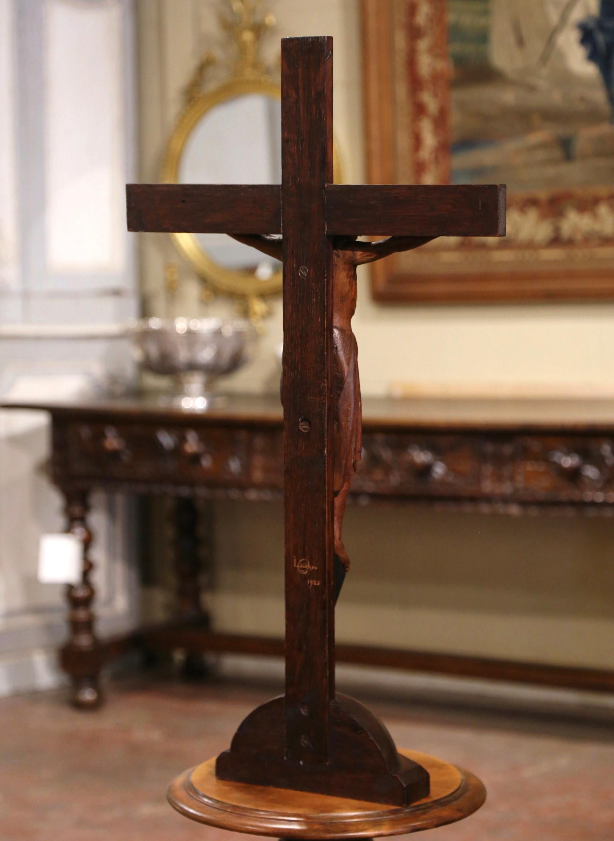 Crucifix français sur pied en chêne sculpté du début du 20e siècle, signé et daté de 1923 en vente 1
