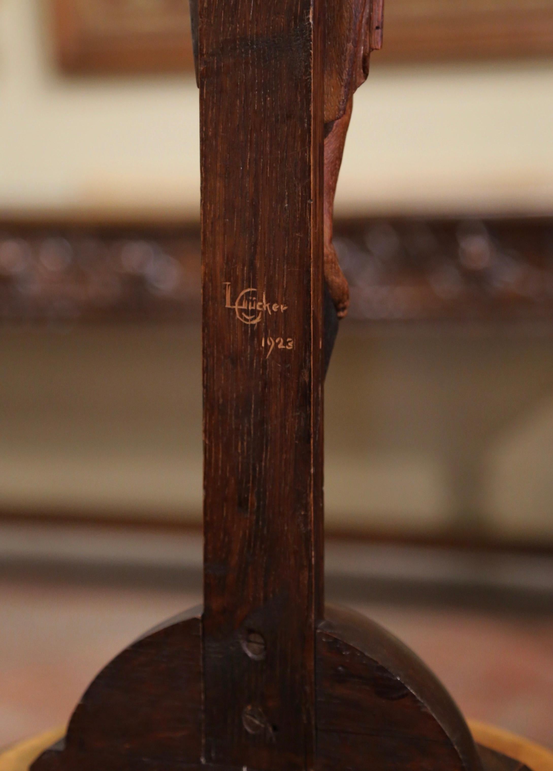 Französisches freistehendes Kruzifix aus geschnitzter Eiche des frühen 20. Jahrhunderts, signiert datiert 1923 im Angebot 4