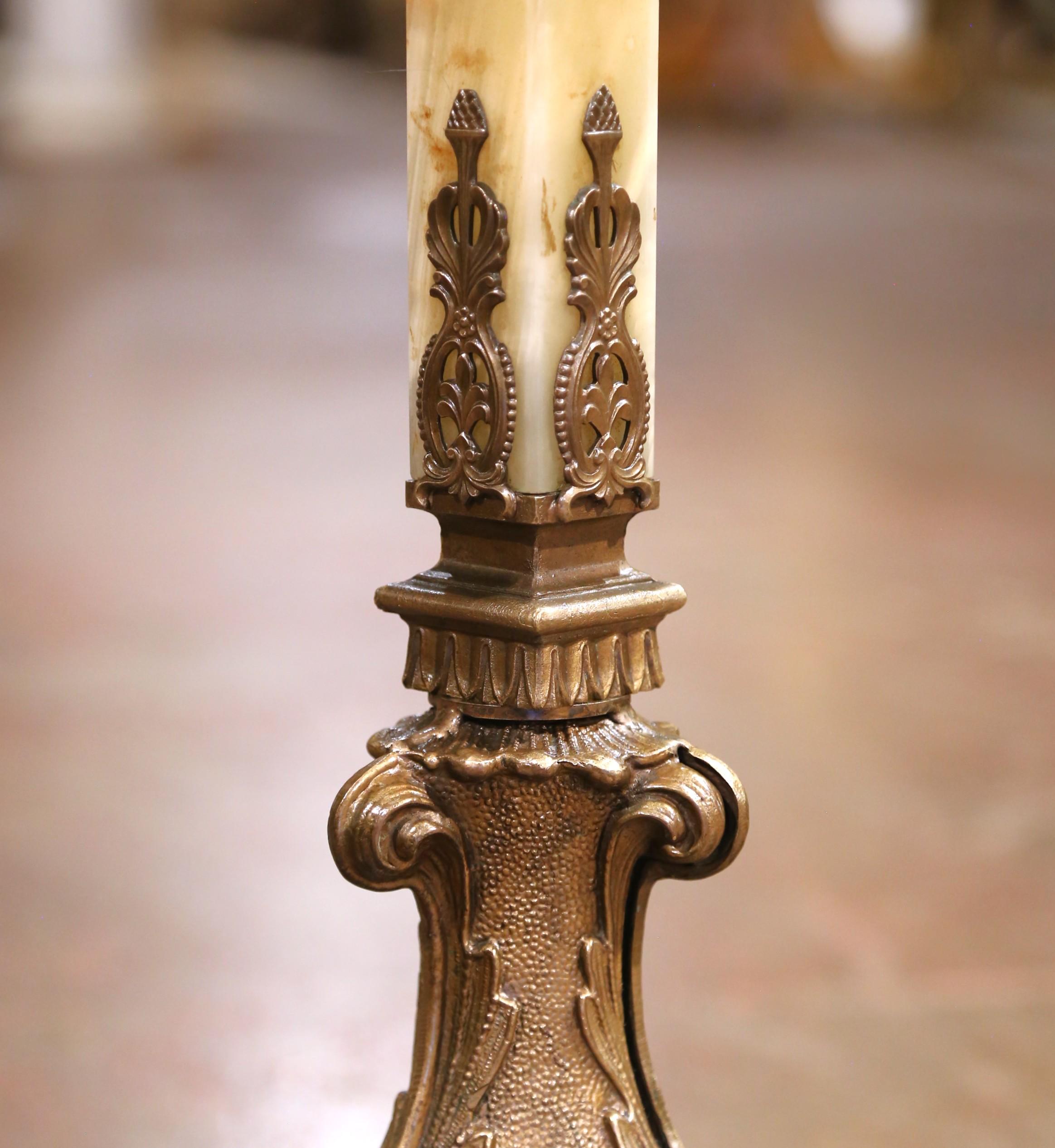 Albero da sala in piedi in onice e ottone intagliato francese dei primi del Novecento in vendita 2