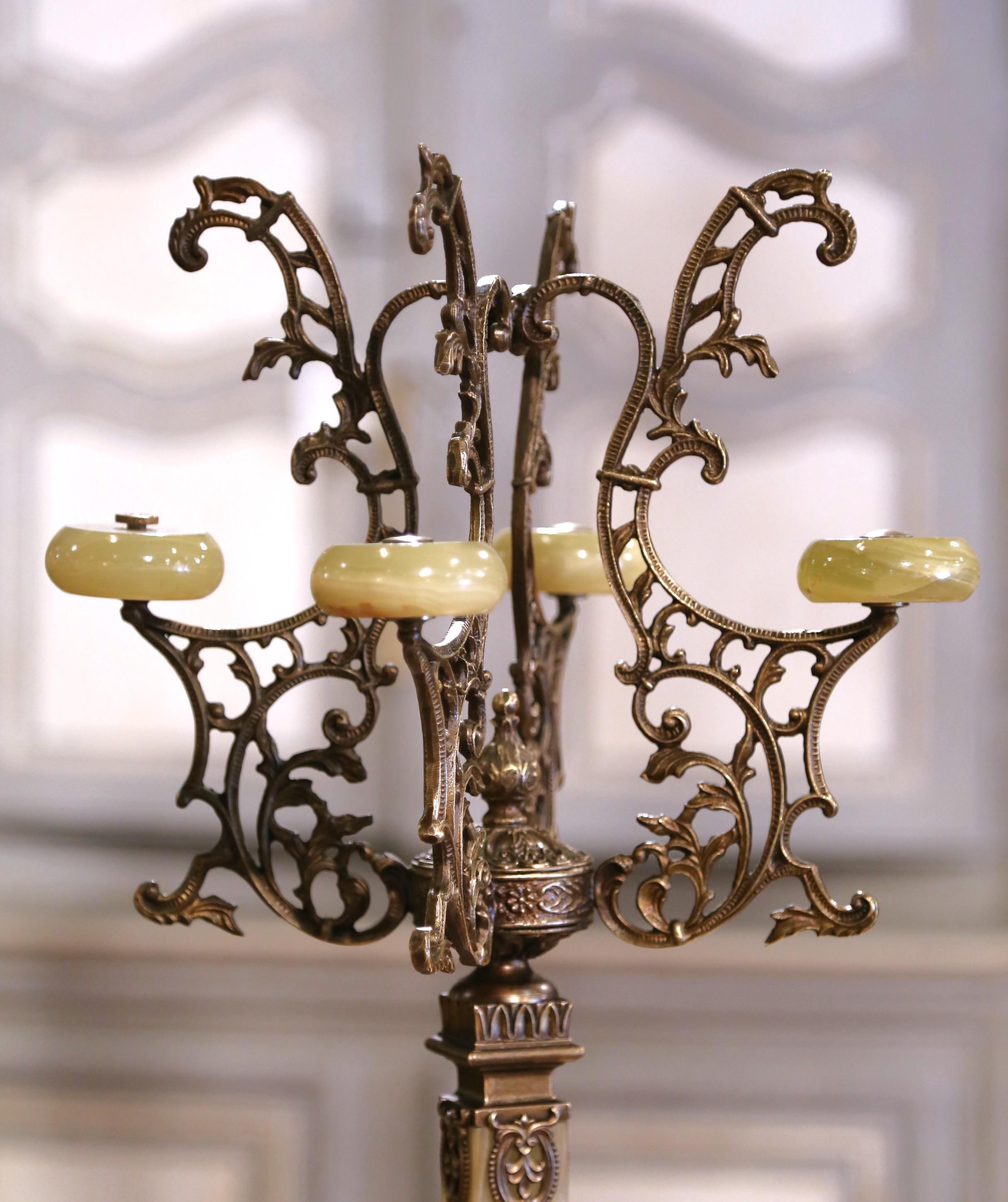 Art Déco Albero da sala in piedi in onice e ottone intagliato francese dei primi del Novecento in vendita