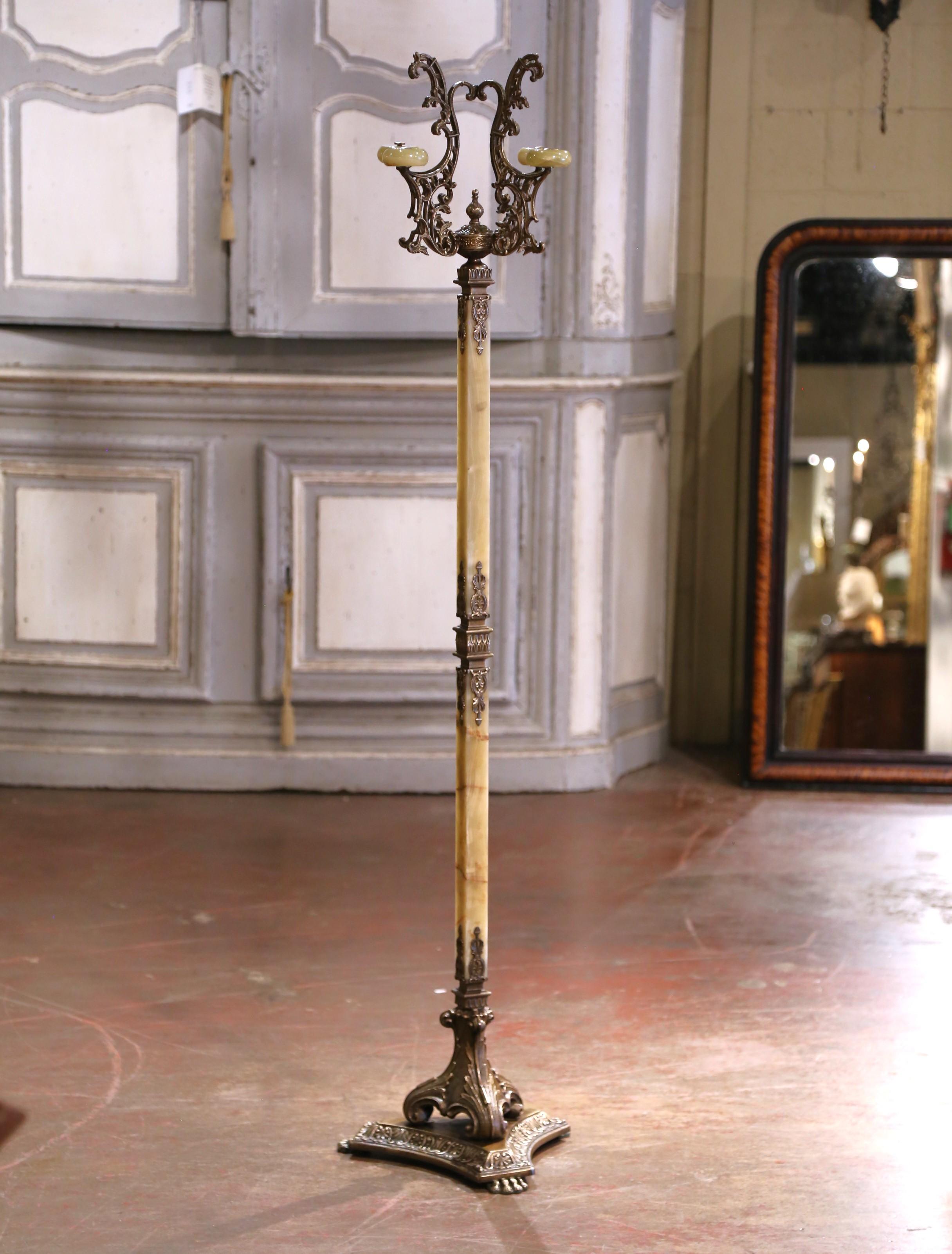 Albero da sala in piedi in onice e ottone intagliato francese dei primi del Novecento In condizioni ottime in vendita a Dallas, TX