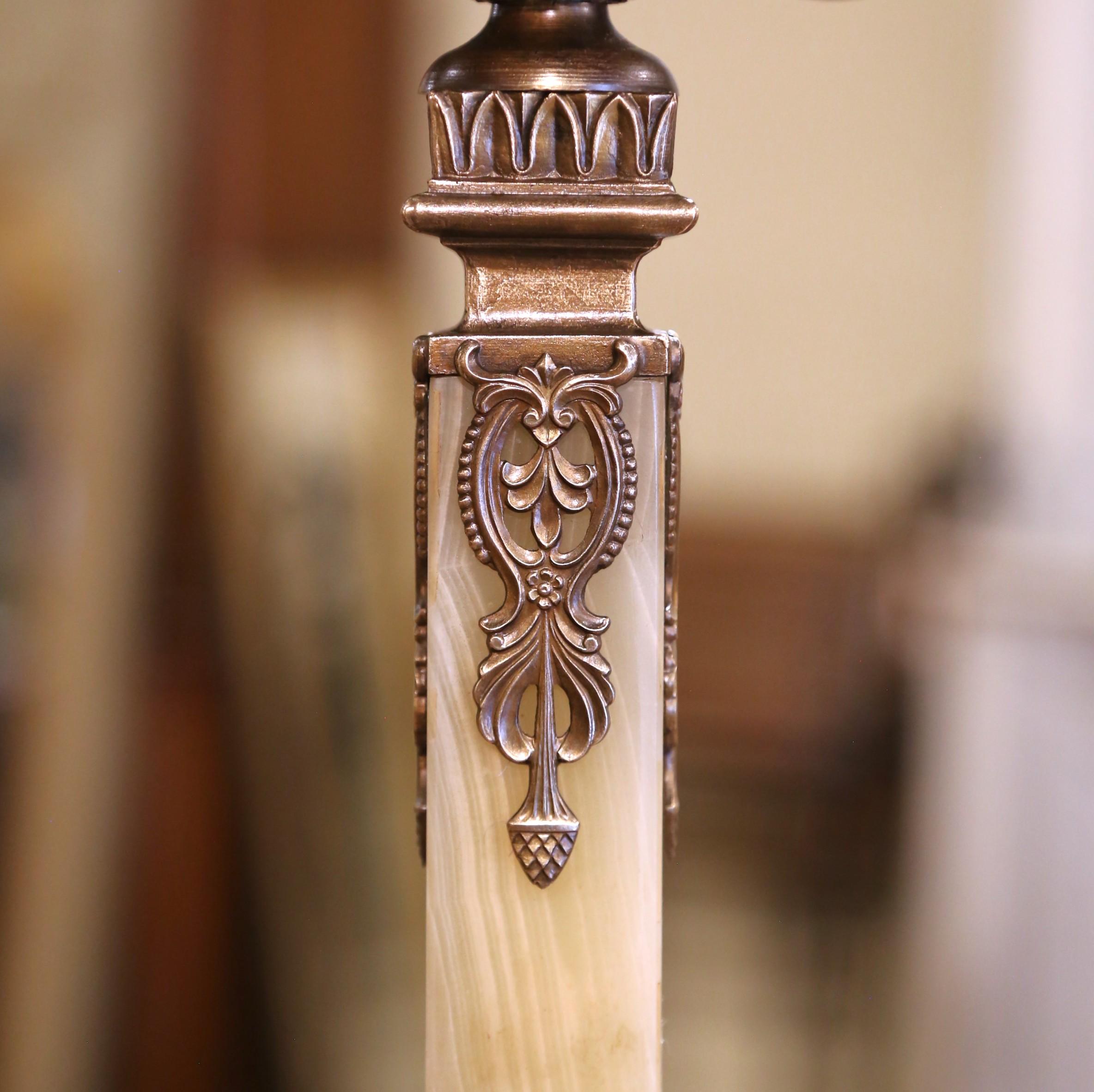 Ottone Albero da sala in piedi in onice e ottone intagliato francese dei primi del Novecento in vendita