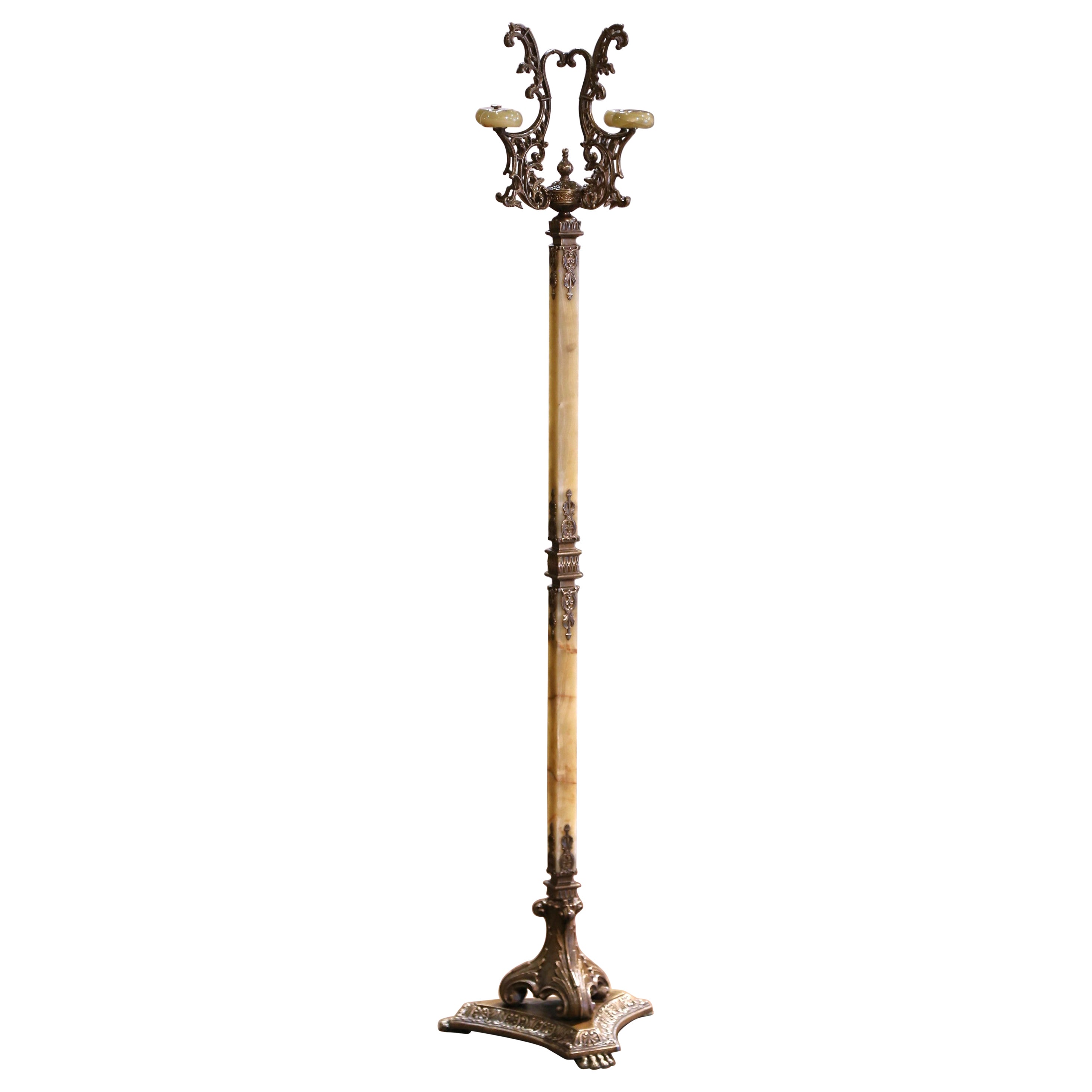 Albero da sala in piedi in onice e ottone intagliato francese dei primi del Novecento in vendita