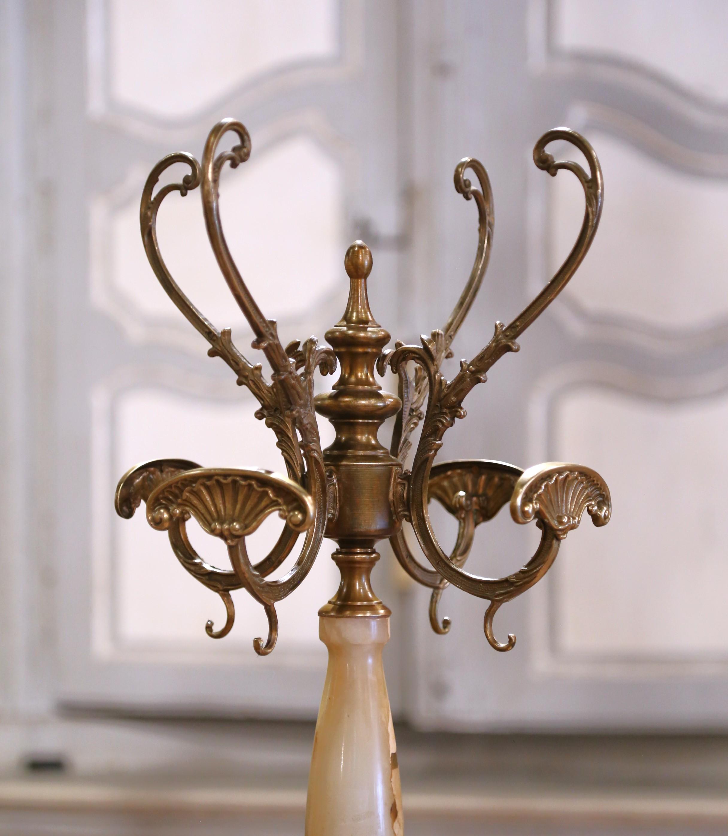 Art Déco Albero da salotto girevole con delfino in ottone e onice intagliato dei primi del Novecento francese. in vendita