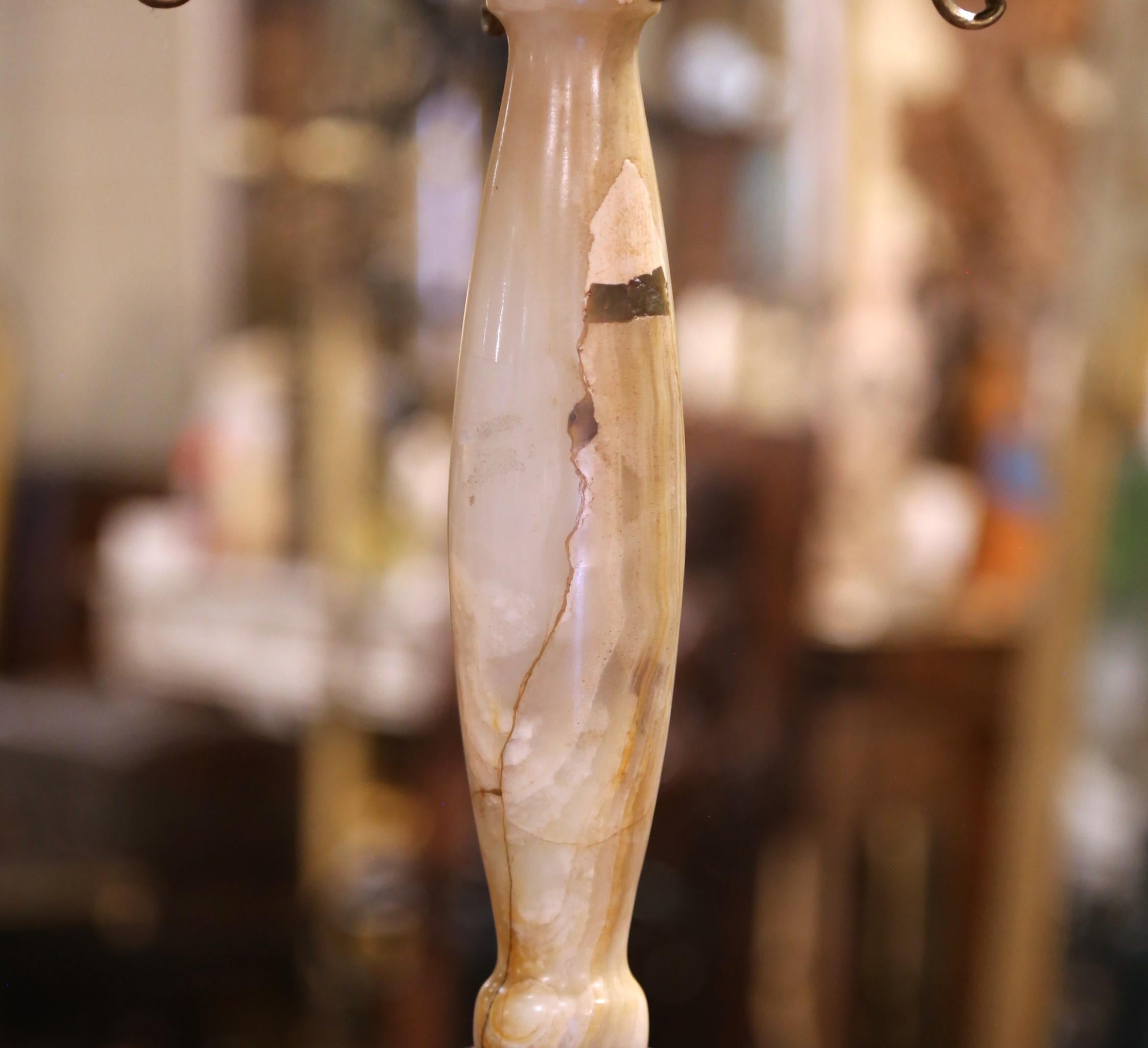 Francese Albero da salotto girevole con delfino in ottone e onice intagliato dei primi del Novecento francese. in vendita