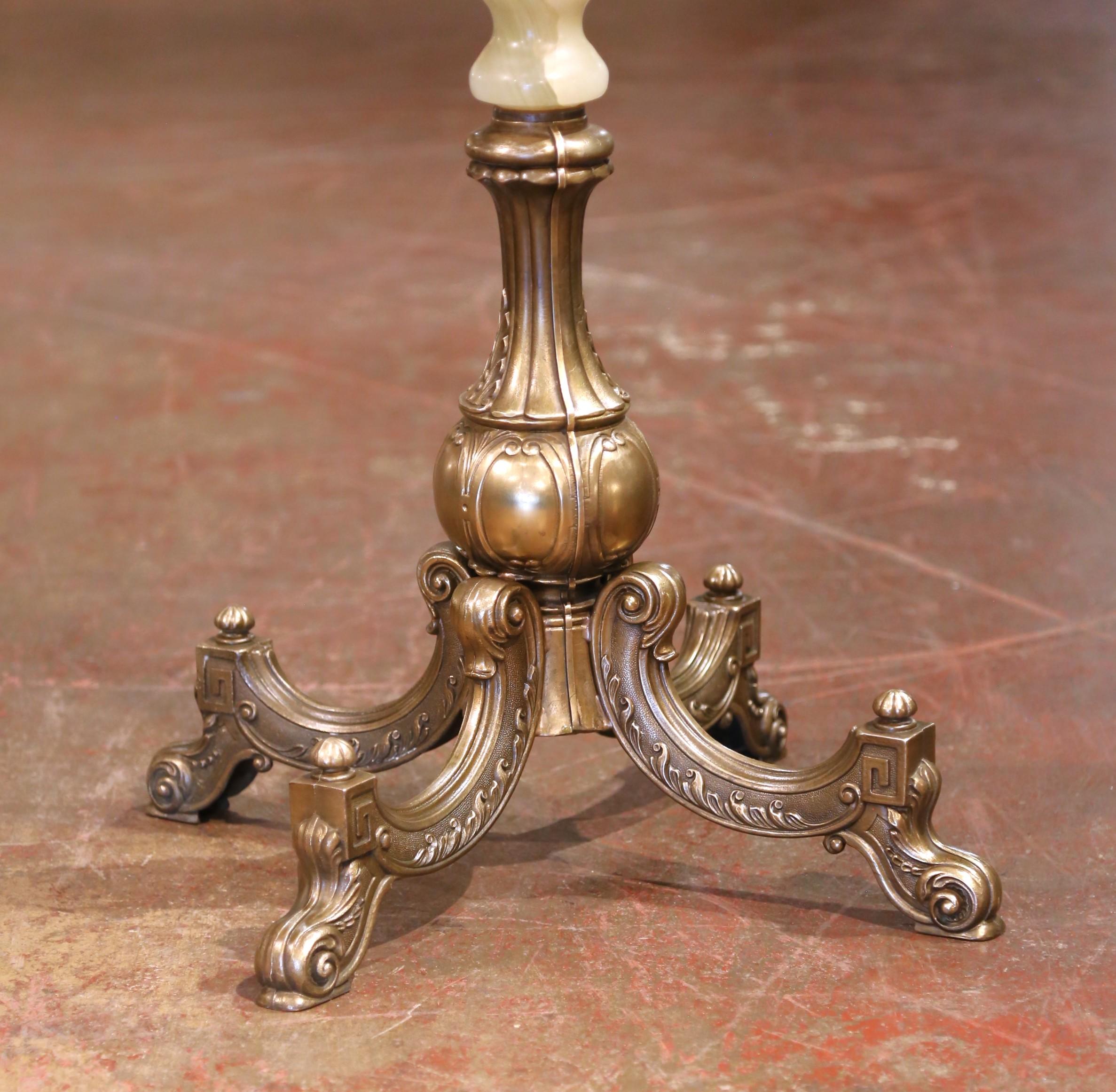 Intagliato a mano Albero da salotto girevole con delfino in ottone e onice intagliato dei primi del Novecento francese. in vendita