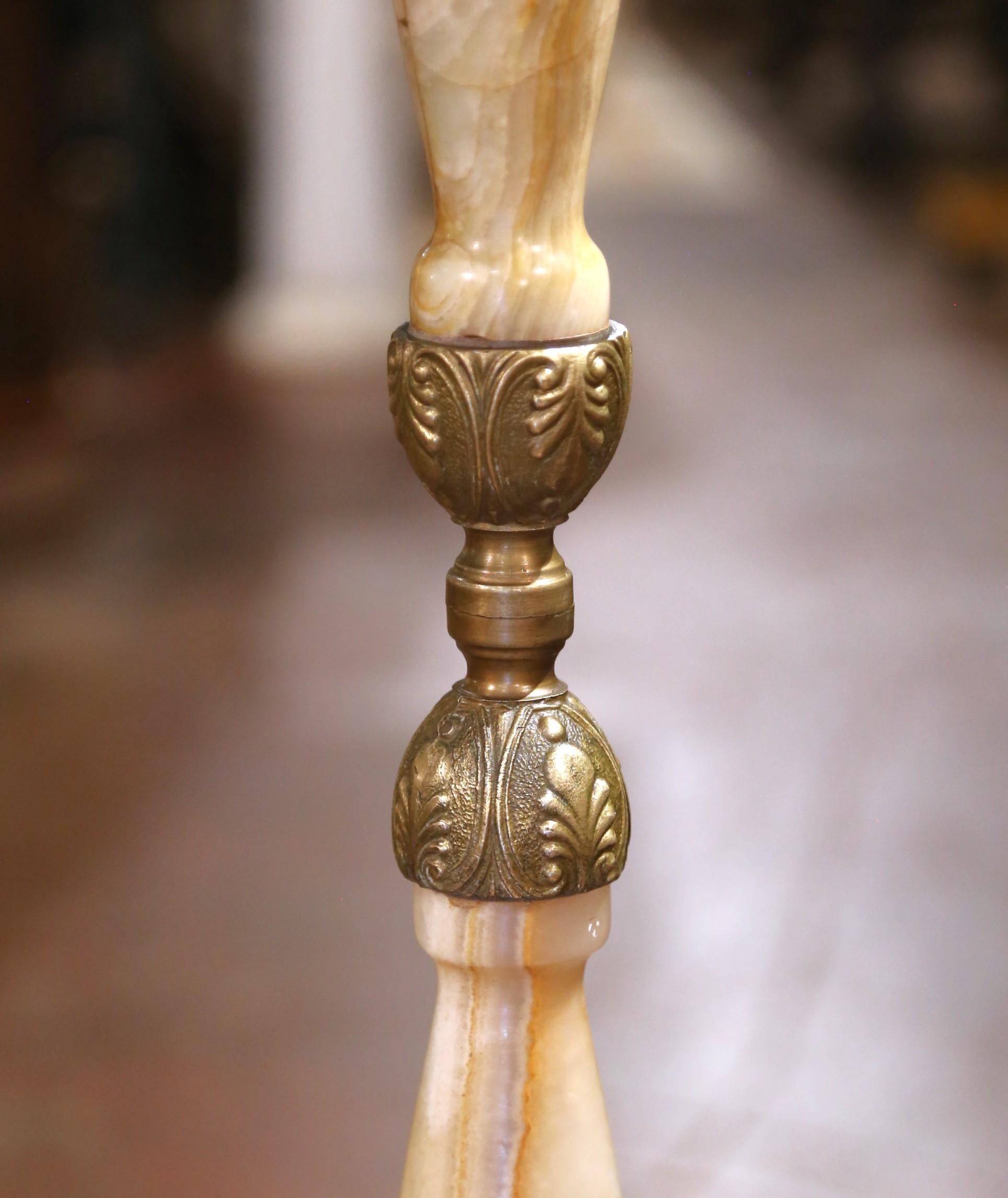 XX secolo Albero da salotto girevole con delfino in ottone e onice intagliato dei primi del Novecento francese. in vendita