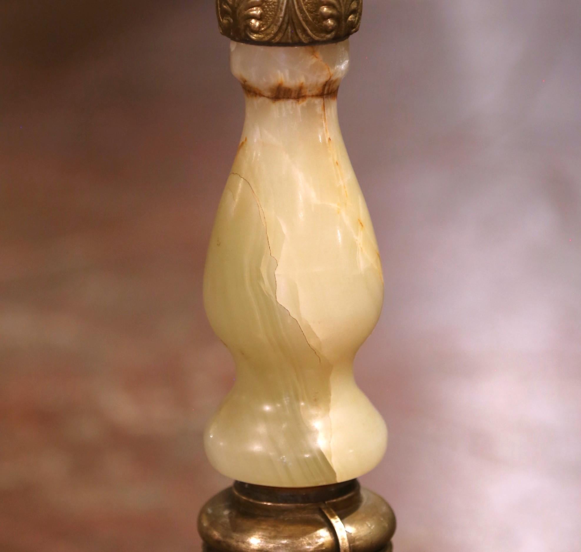 Ottone Albero da salotto girevole con delfino in ottone e onice intagliato dei primi del Novecento francese. in vendita