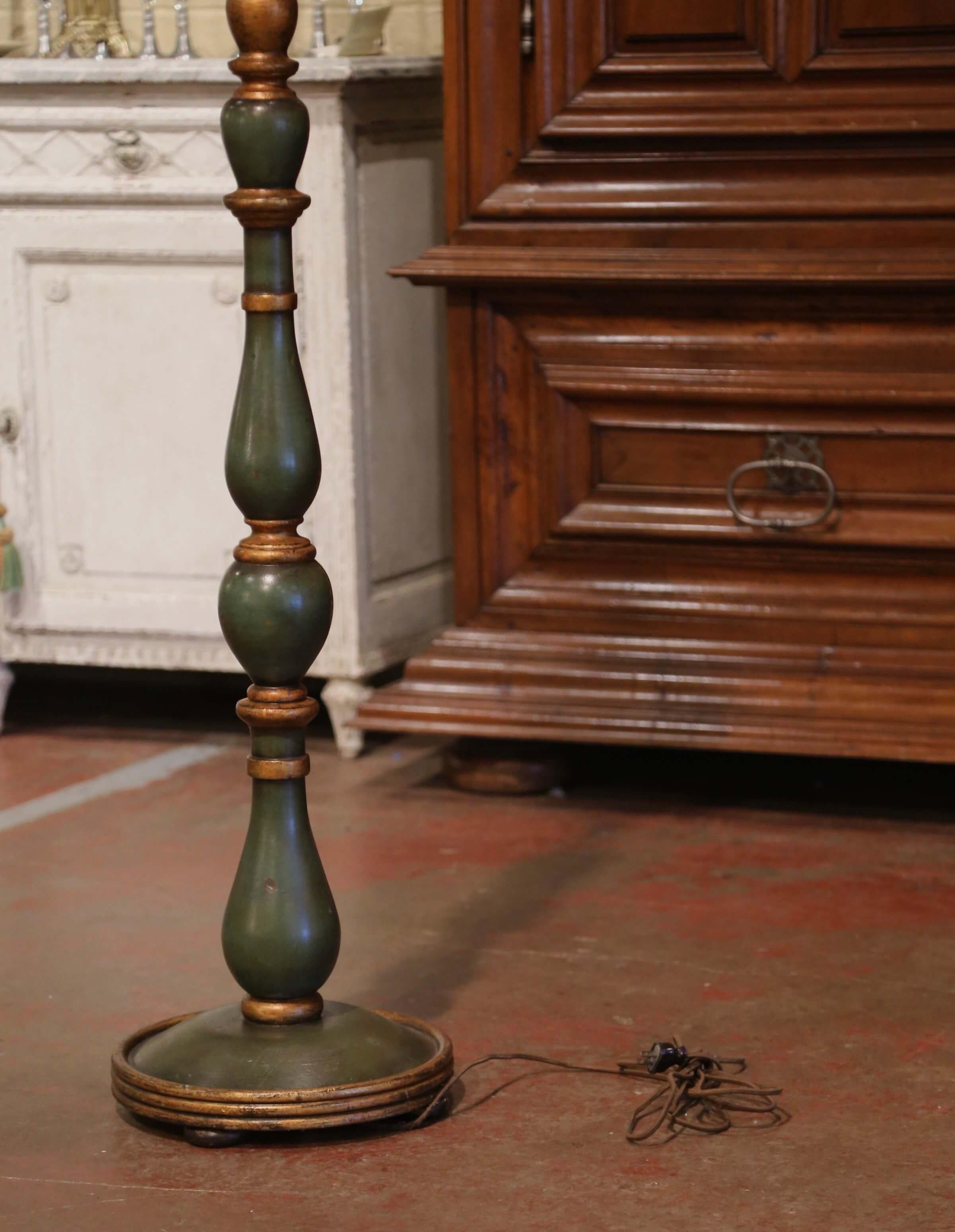 Französische Stehlampe des frühen 20. Jahrhunderts, geschnitzt, bemalt und vergoldet (Napoleon III.) im Angebot