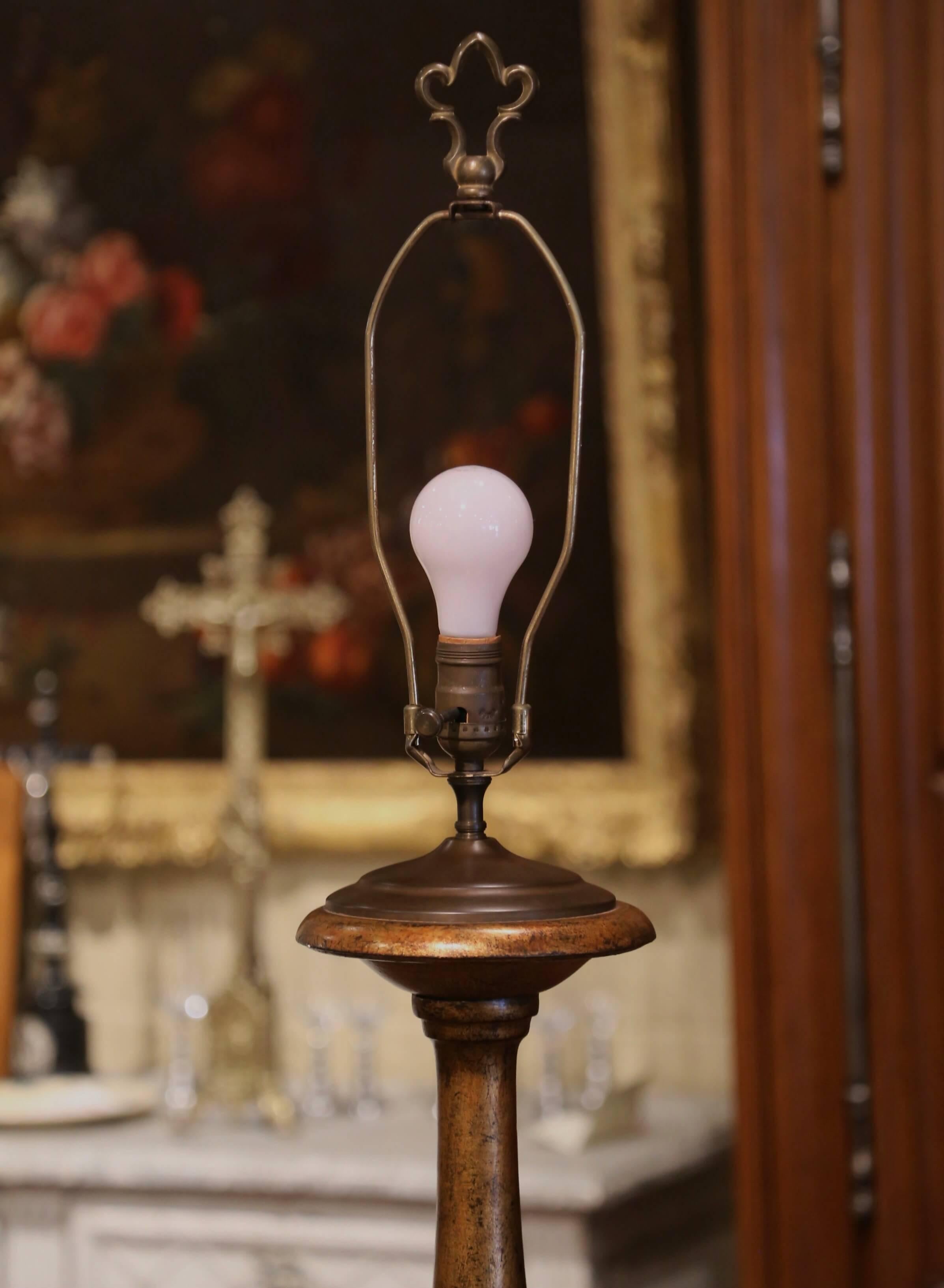Französische Stehlampe des frühen 20. Jahrhunderts, geschnitzt, bemalt und vergoldet (Handgeschnitzt) im Angebot