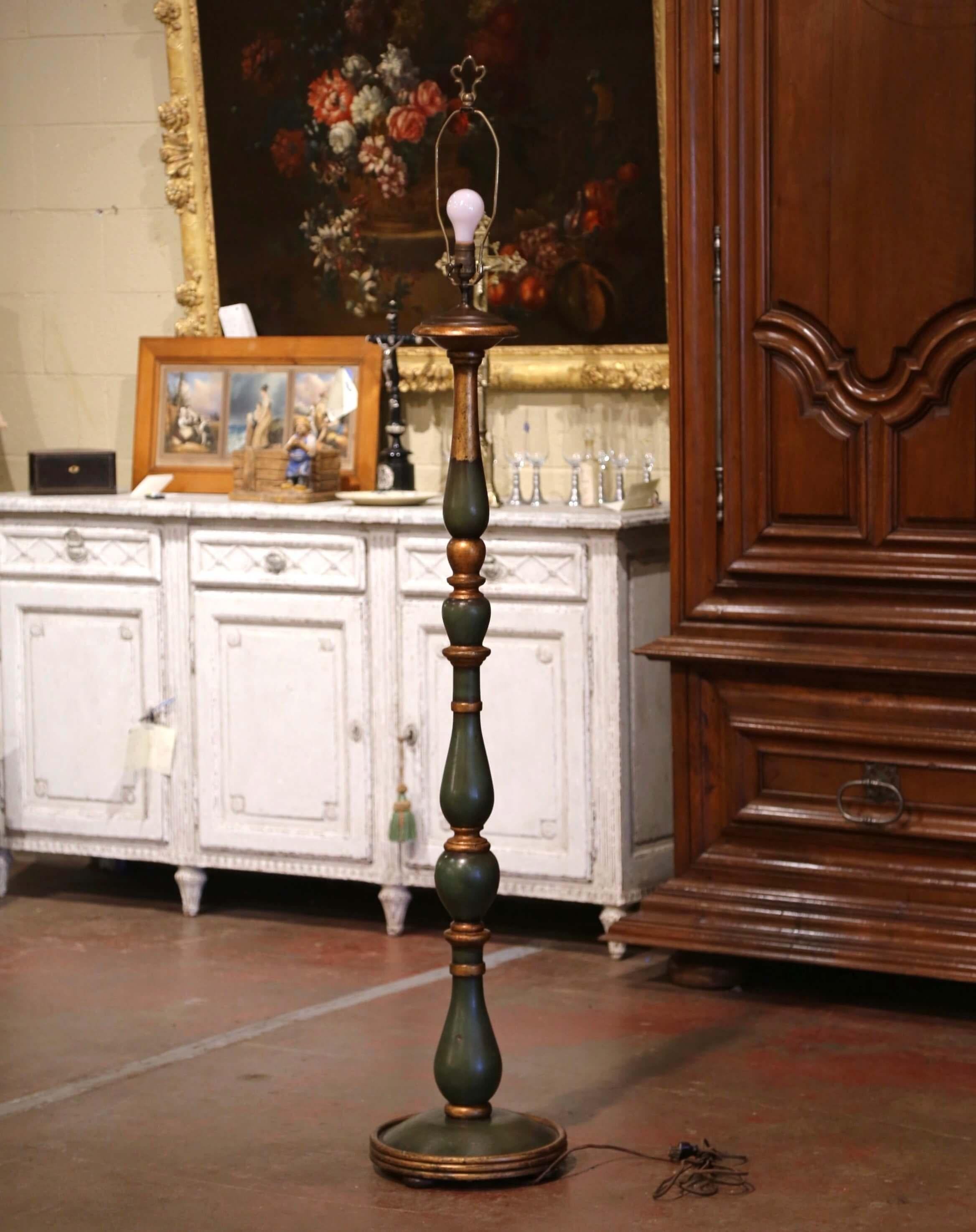 Französische Stehlampe des frühen 20. Jahrhunderts, geschnitzt, bemalt und vergoldet im Zustand „Hervorragend“ im Angebot in Dallas, TX
